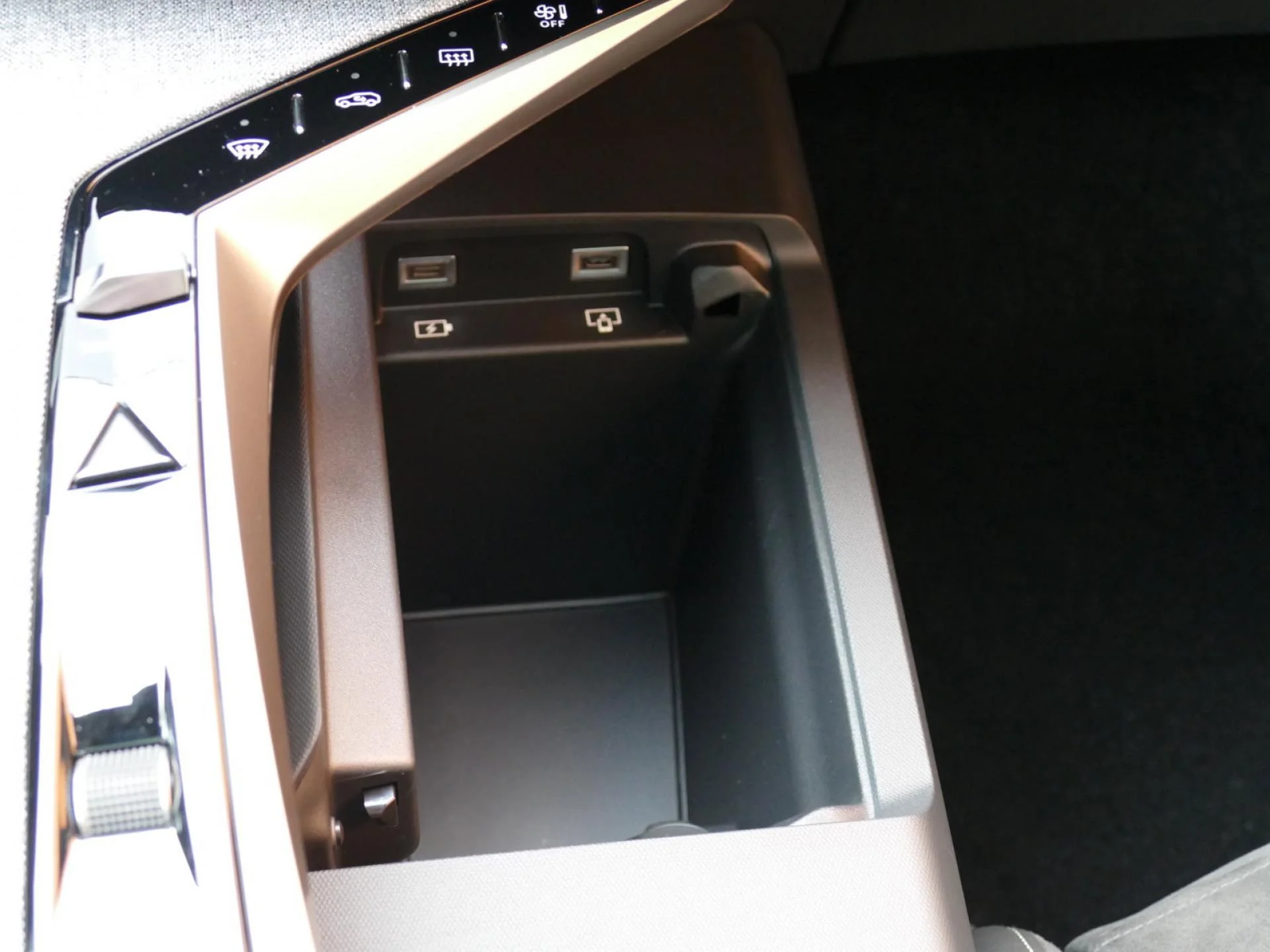 PEUGEOT 3008 - Miniature 28 sur 39 - Cliquer pour voir cette photo