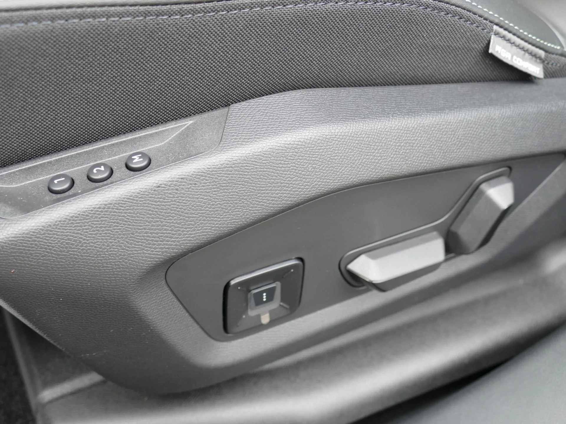 PEUGEOT 3008 - Miniature 20 sur 37 - Cliquer pour voir cette photo