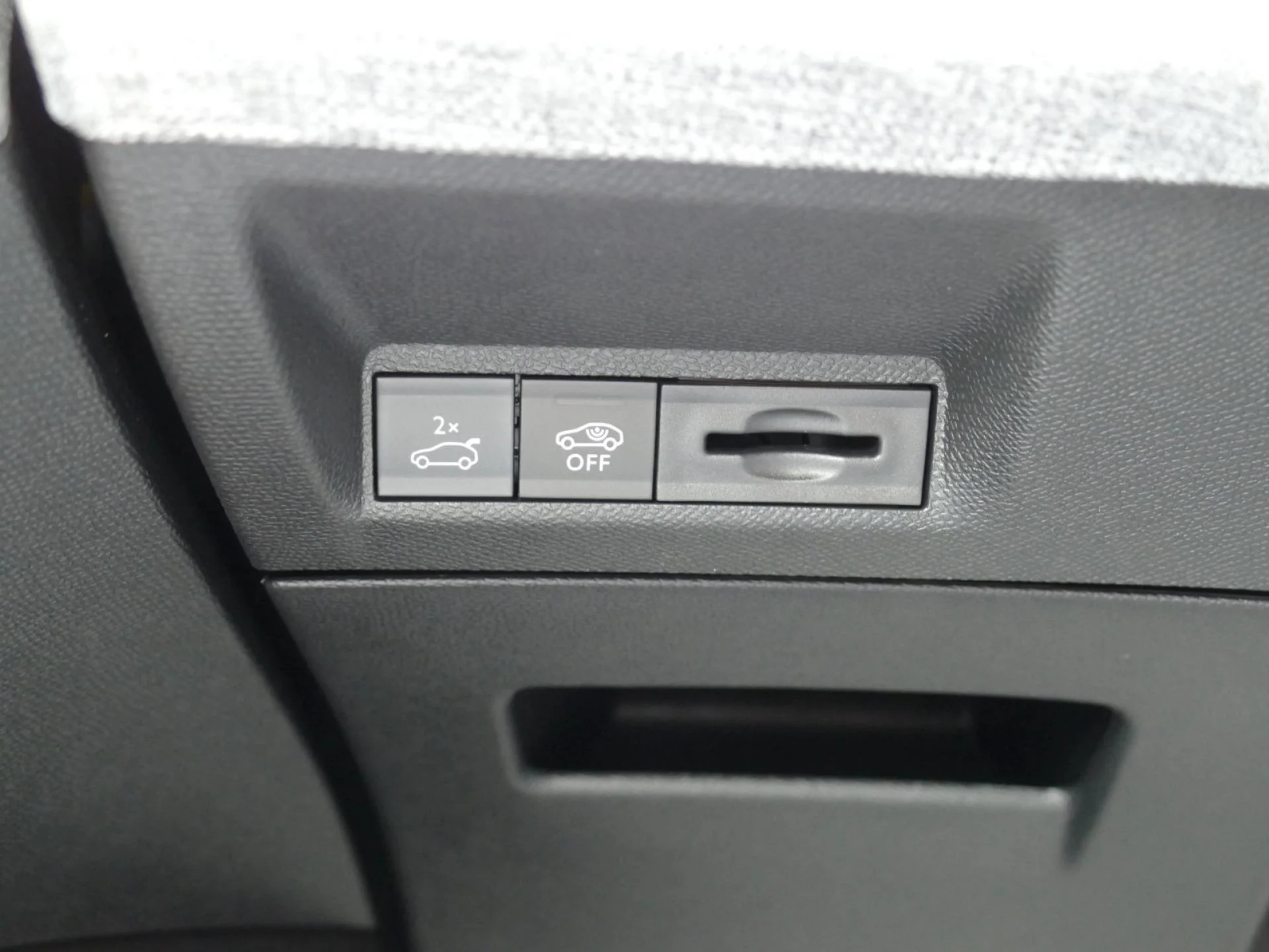 PEUGEOT 3008 - Miniature 23 sur 37 - Cliquer pour voir cette photo