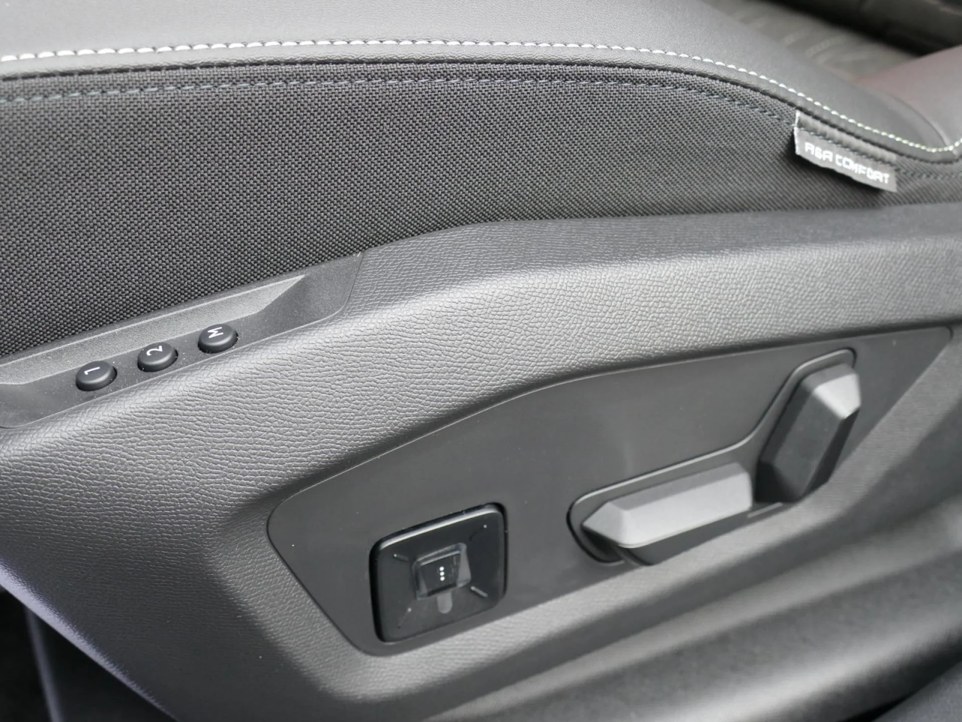PEUGEOT 3008 - Miniature 20 sur 38 - Cliquer pour voir cette photo