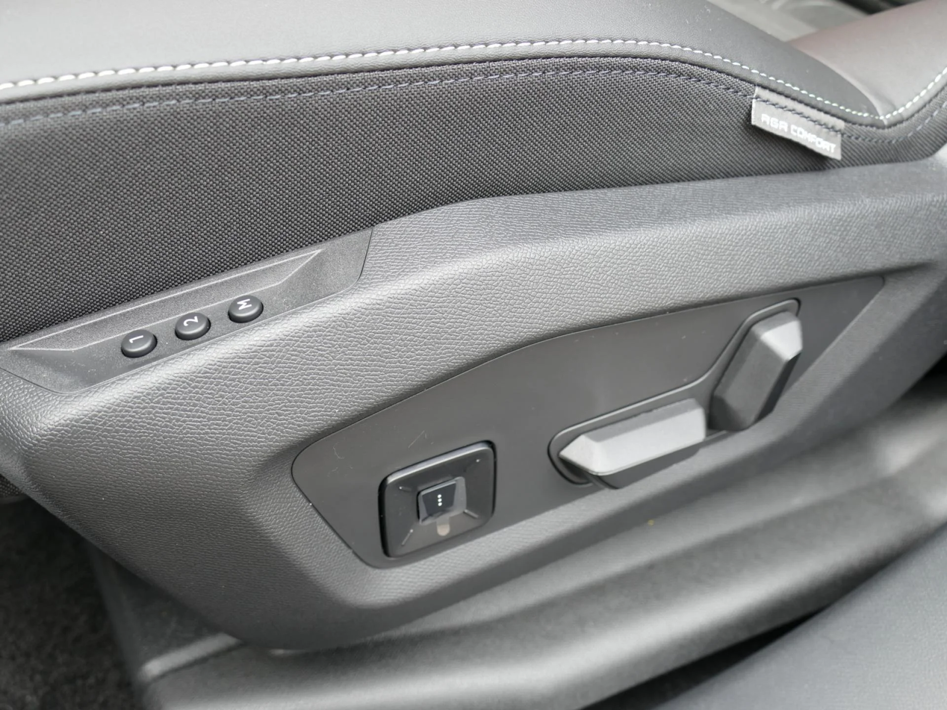 PEUGEOT 3008 - Miniature 19 sur 37 - Cliquer pour voir cette photo