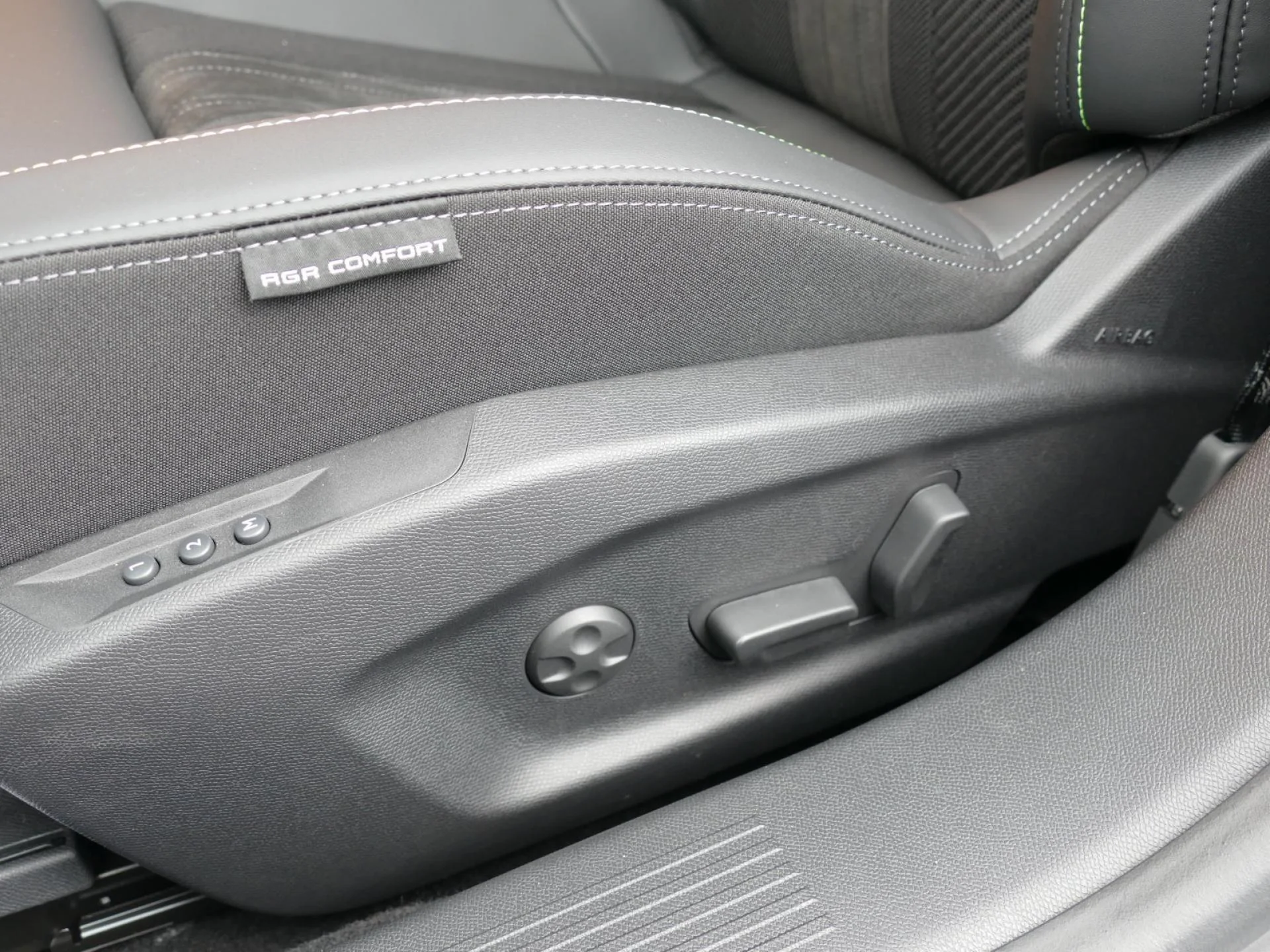PEUGEOT 308 - Miniature 21 sur 32 - Cliquer pour voir cette photo