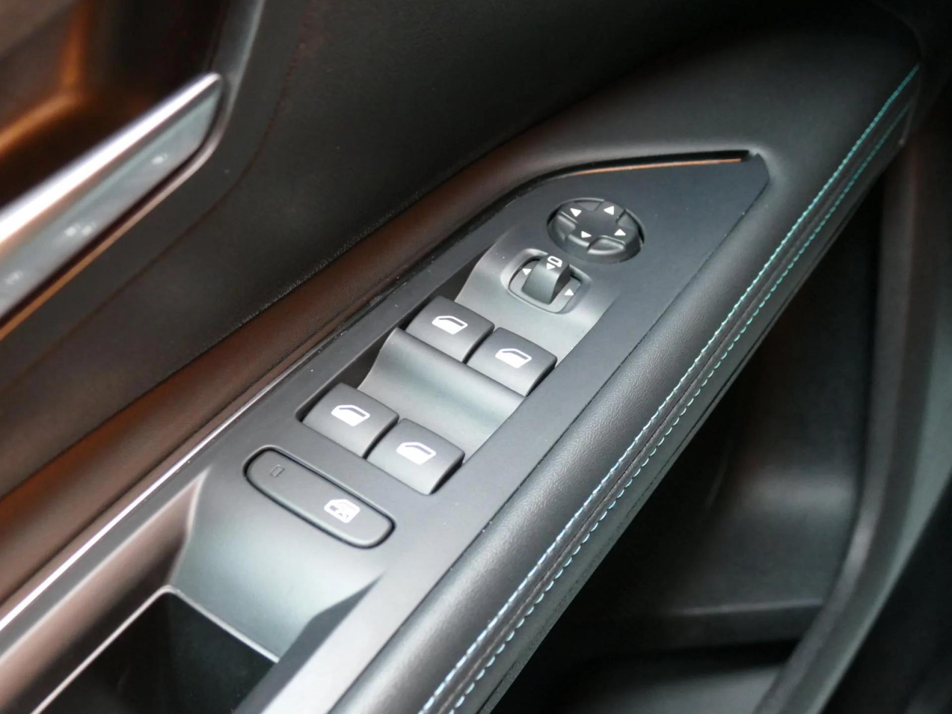 PEUGEOT 5008 - Miniature 24 sur 34 - Cliquer pour voir cette photo