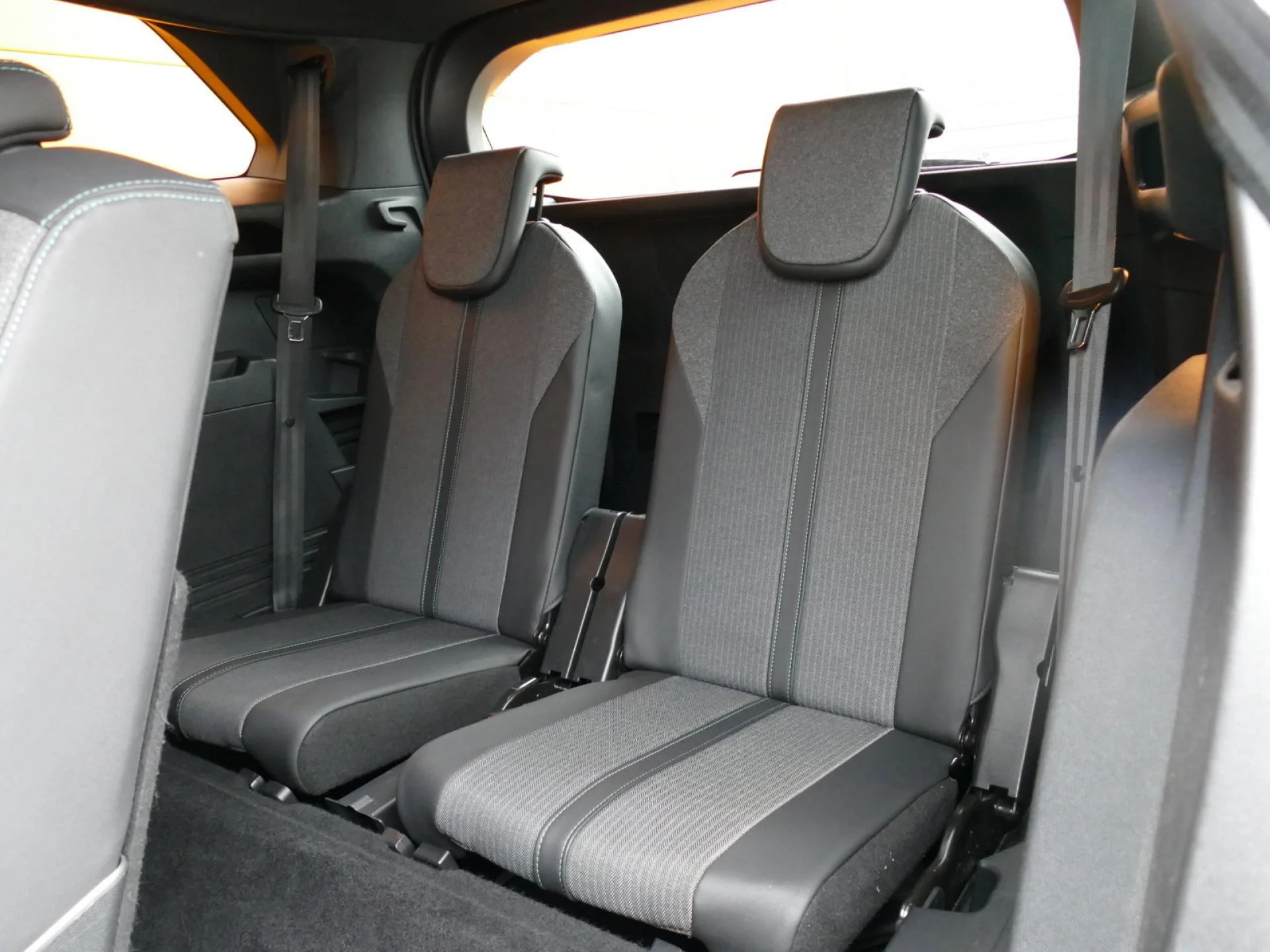 PEUGEOT 5008 - Miniature 9 sur 34 - Cliquer pour voir cette photo