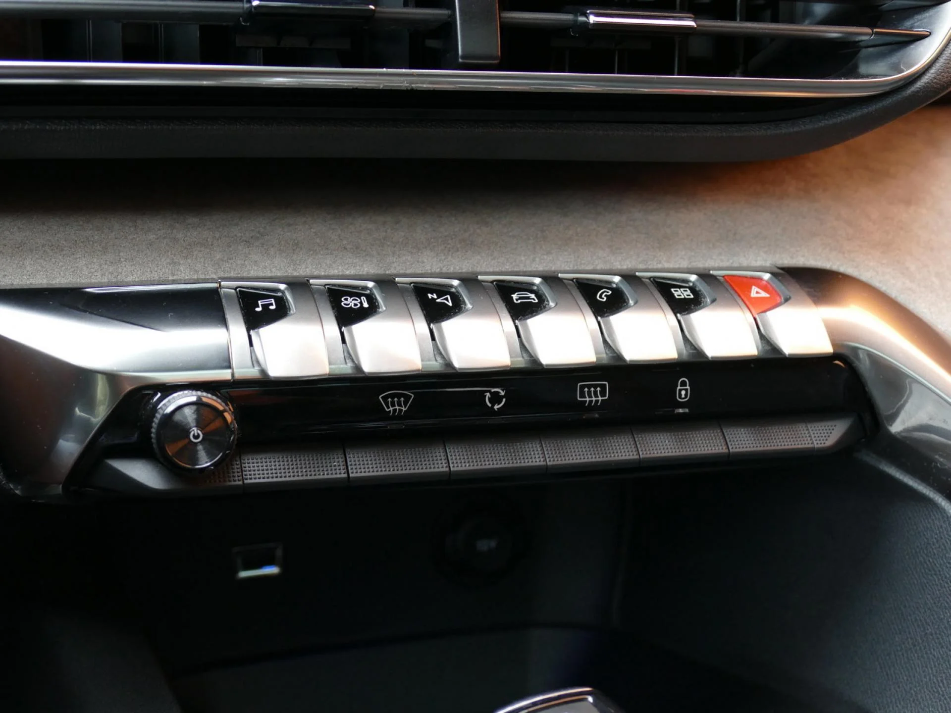 PEUGEOT 5008 - Miniature 17 sur 32 - Cliquer pour voir cette photo