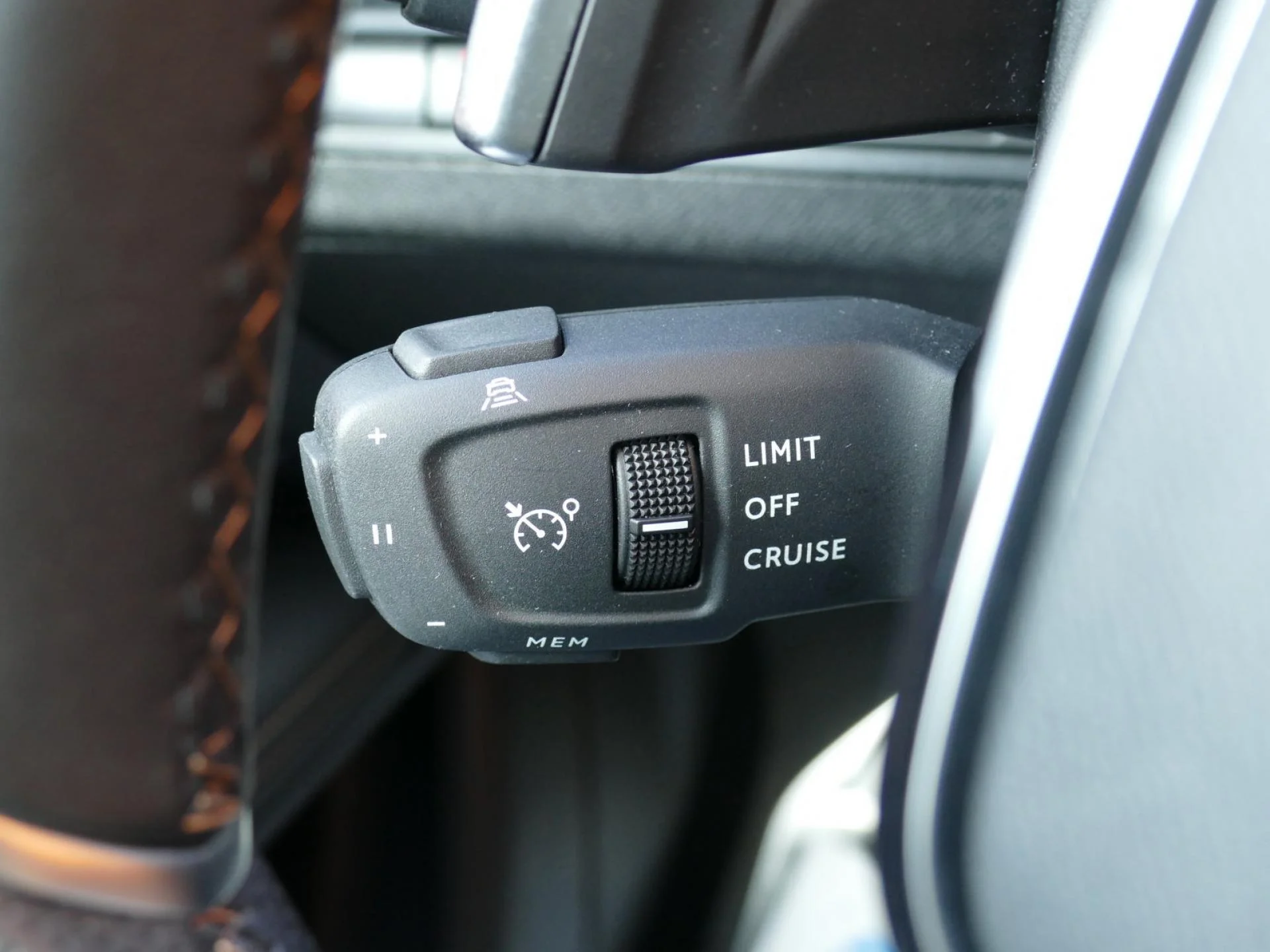 PEUGEOT 5008 - Miniature 24 sur 34 - Cliquer pour voir cette photo