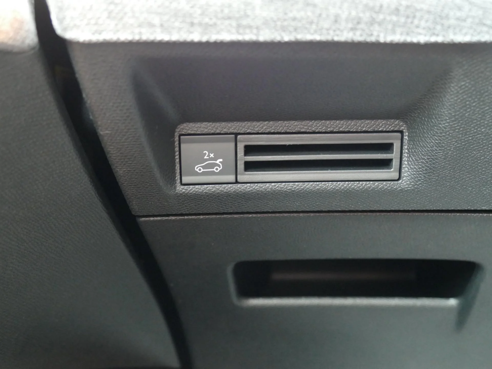 PEUGEOT 5008 - Miniature 25 sur 36 - Cliquer pour voir cette photo