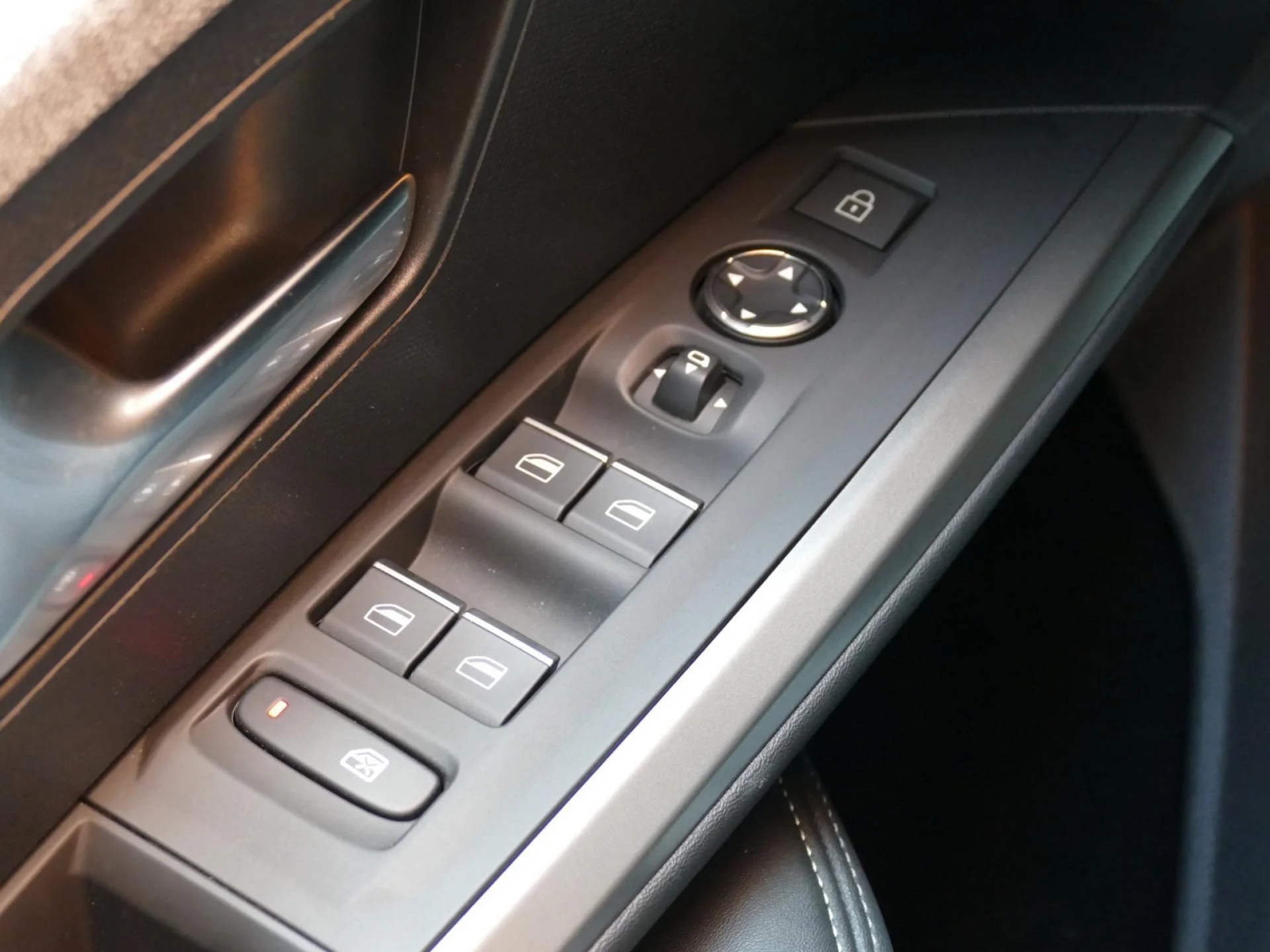 PEUGEOT 5008 - Miniature 24 sur 26 - Cliquer pour voir cette photo