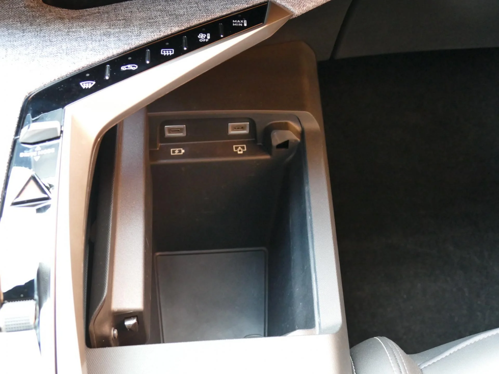 PEUGEOT 5008 - Miniature 23 sur 26 - Cliquer pour voir cette photo