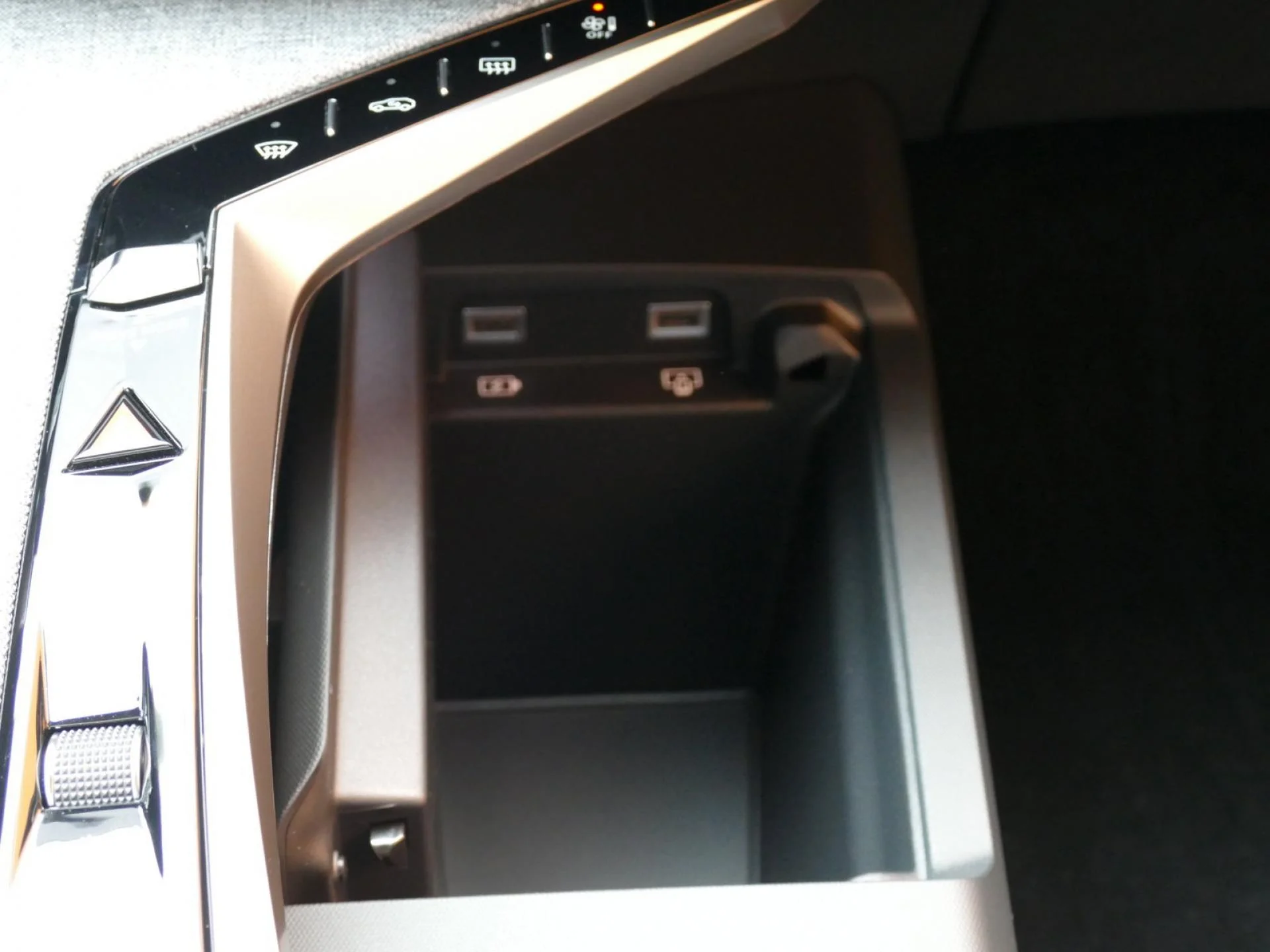 PEUGEOT 5008 - Miniature 24 sur 31 - Cliquer pour voir cette photo
