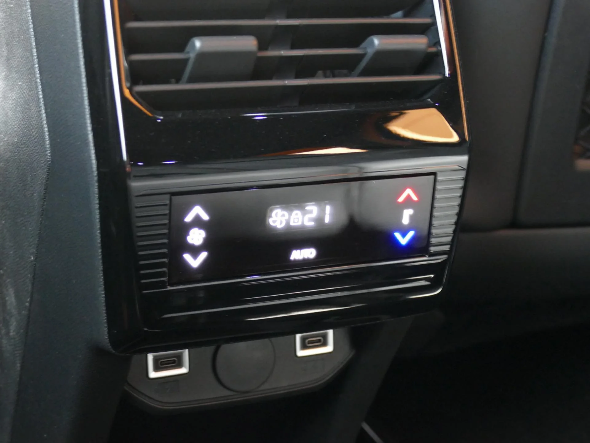 PEUGEOT 5008 - Miniature 24 sur 36 - Cliquer pour voir cette photo