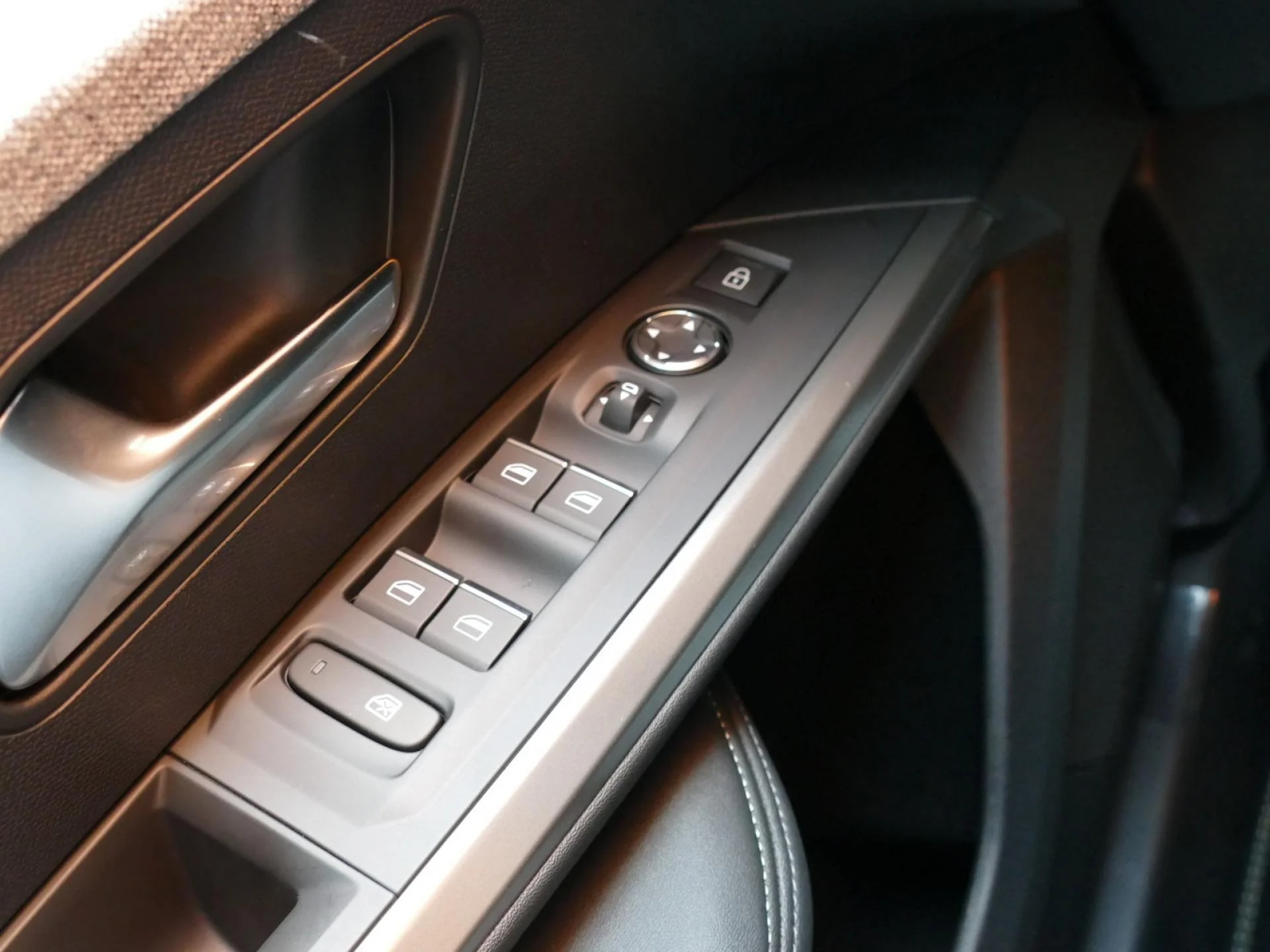 PEUGEOT 5008 - Miniature 28 sur 36 - Cliquer pour voir cette photo