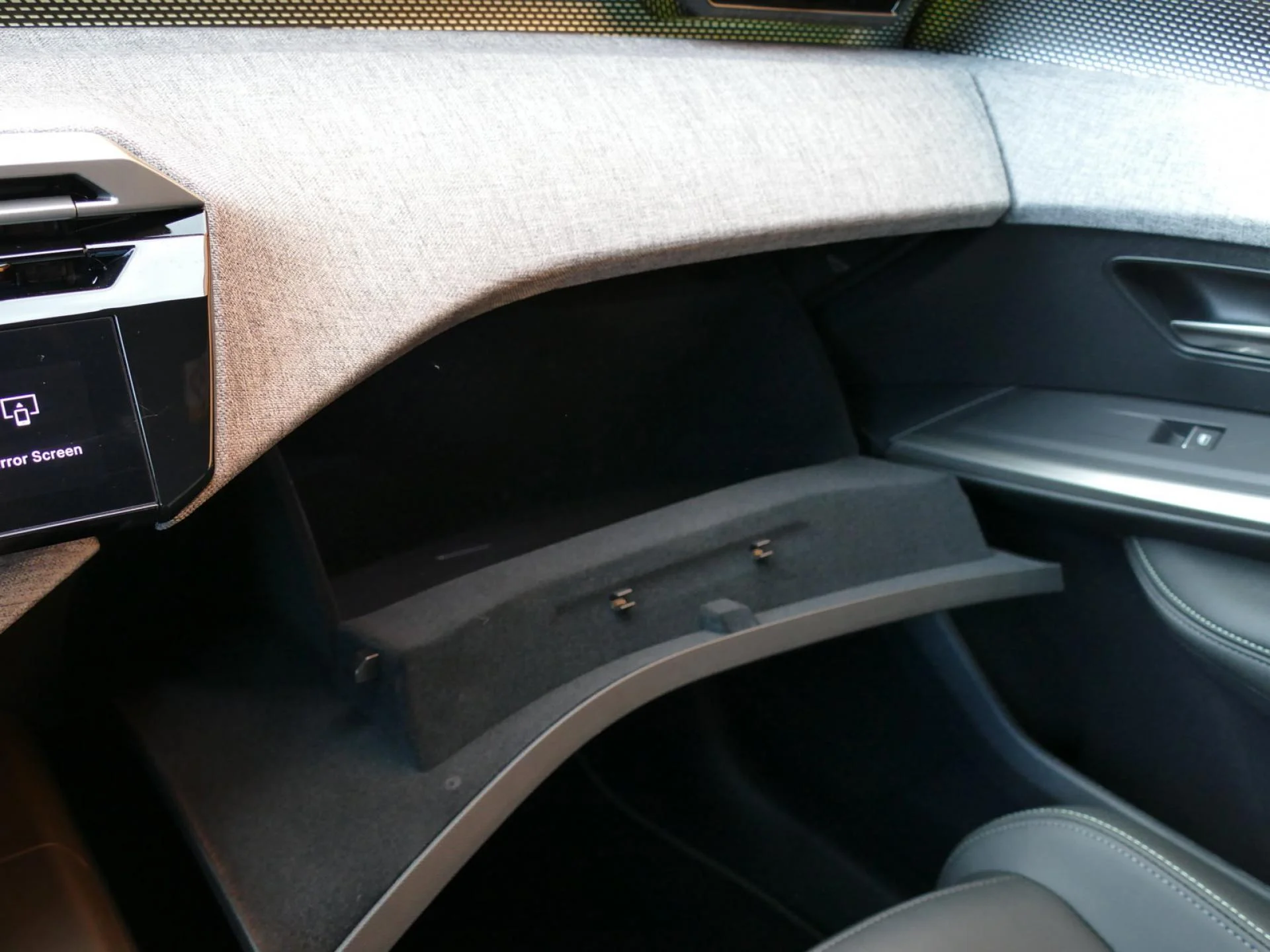 PEUGEOT 5008 - Miniature 27 sur 36 - Cliquer pour voir cette photo