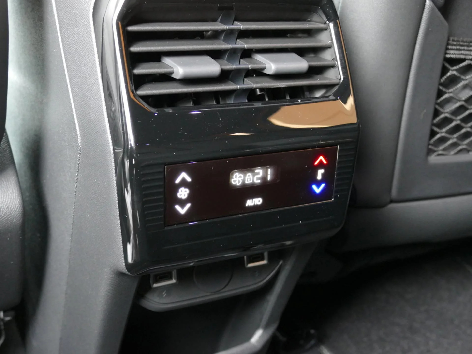 PEUGEOT 5008 - Miniature 30 sur 41 - Cliquer pour voir cette photo