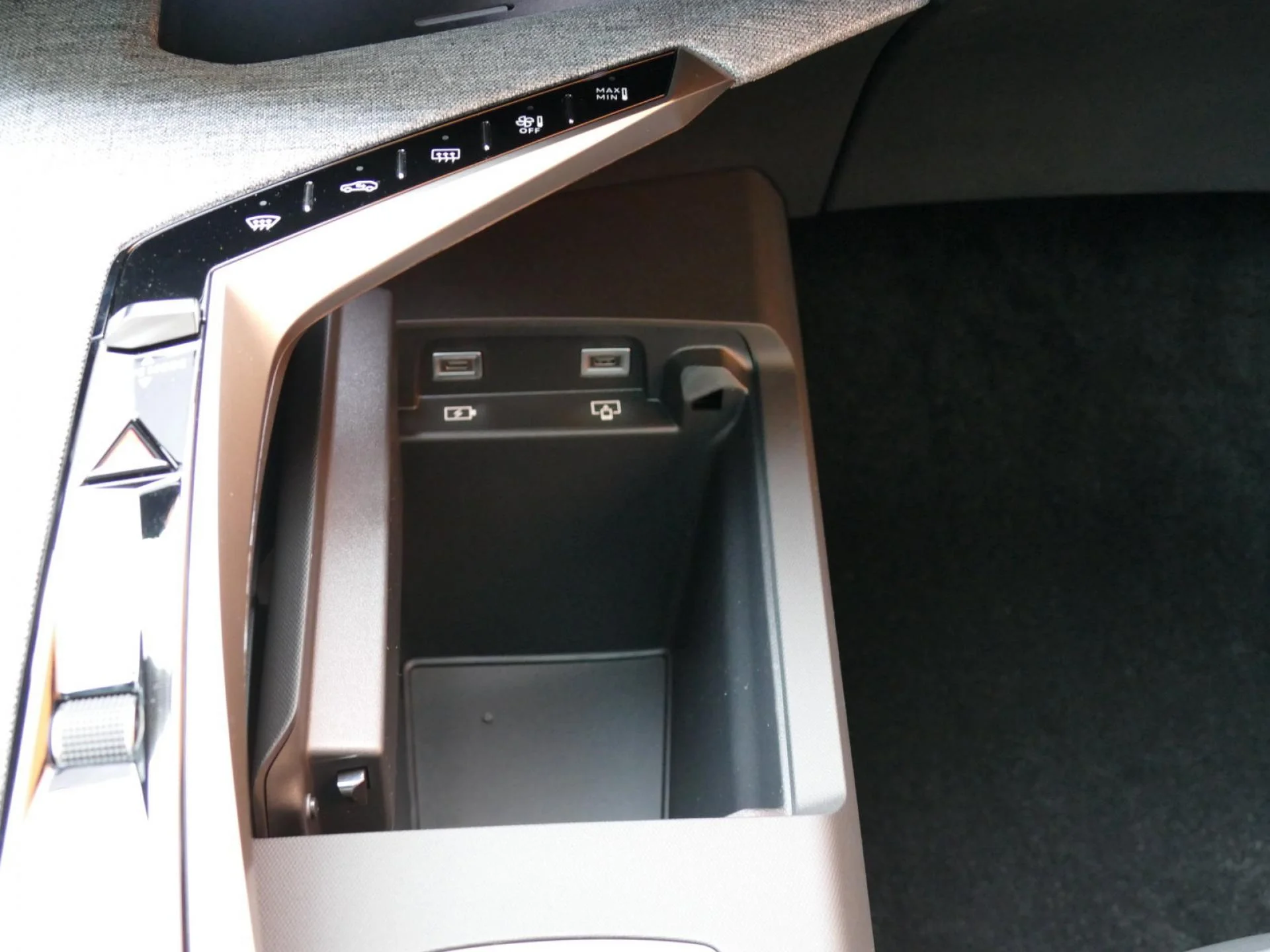 PEUGEOT 5008 - Miniature 28 sur 40 - Cliquer pour voir cette photo