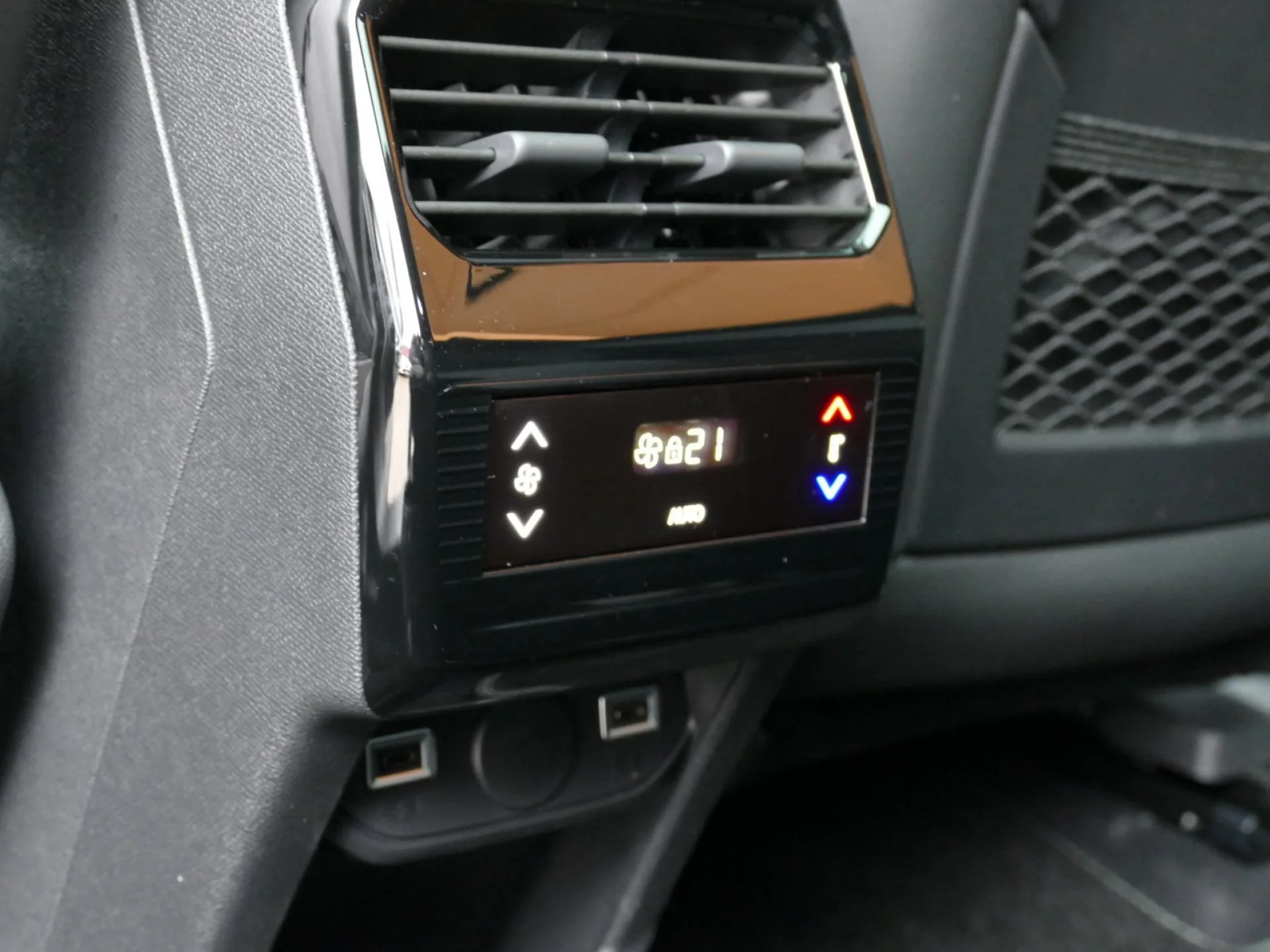PEUGEOT 5008 - Miniature 24 sur 40 - Cliquer pour voir cette photo