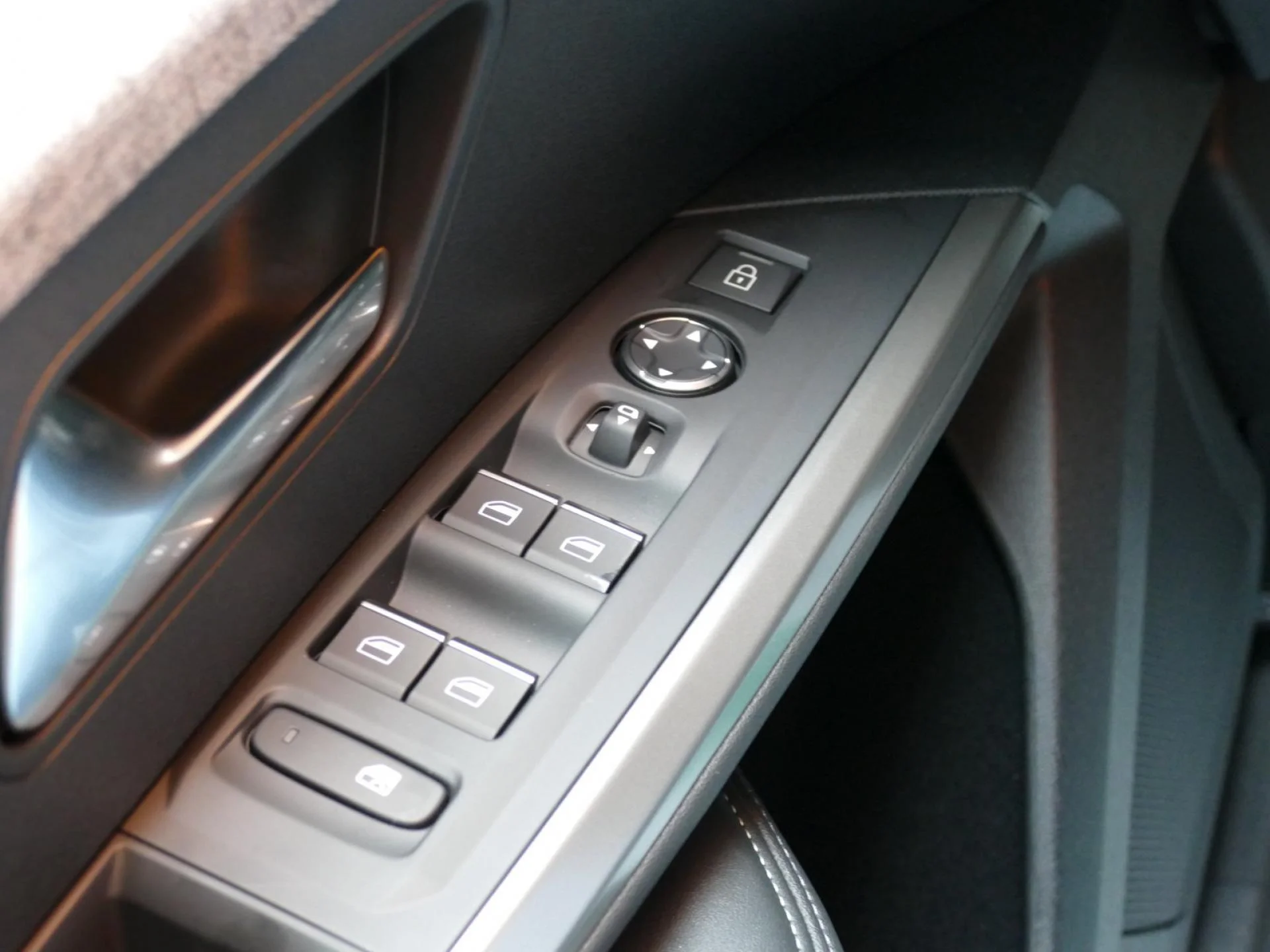 PEUGEOT 5008 - Miniature 30 sur 40 - Cliquer pour voir cette photo