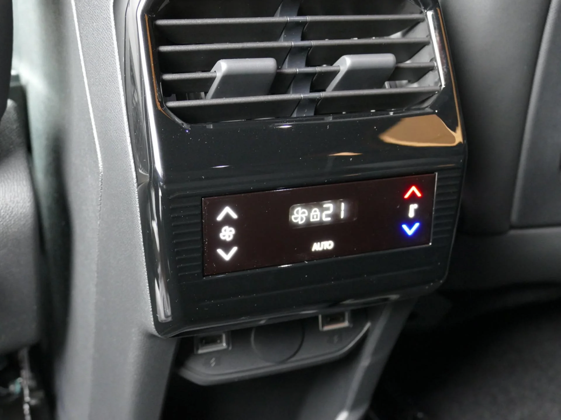 PEUGEOT 5008 - Miniature 24 sur 40 - Cliquer pour voir cette photo