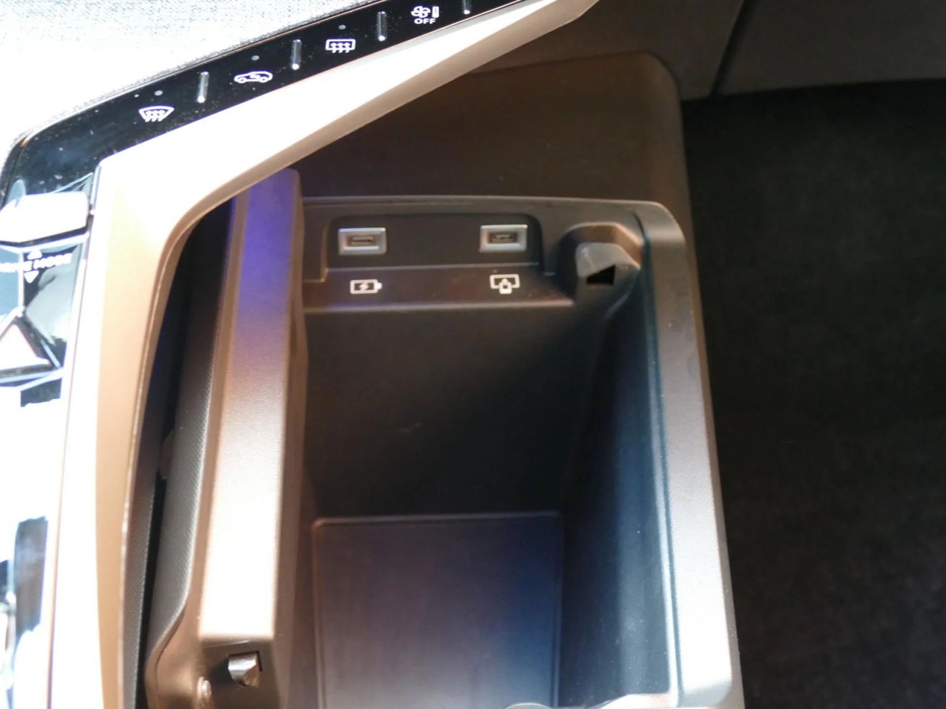 PEUGEOT 5008 - Miniature 25 sur 36 - Cliquer pour voir cette photo