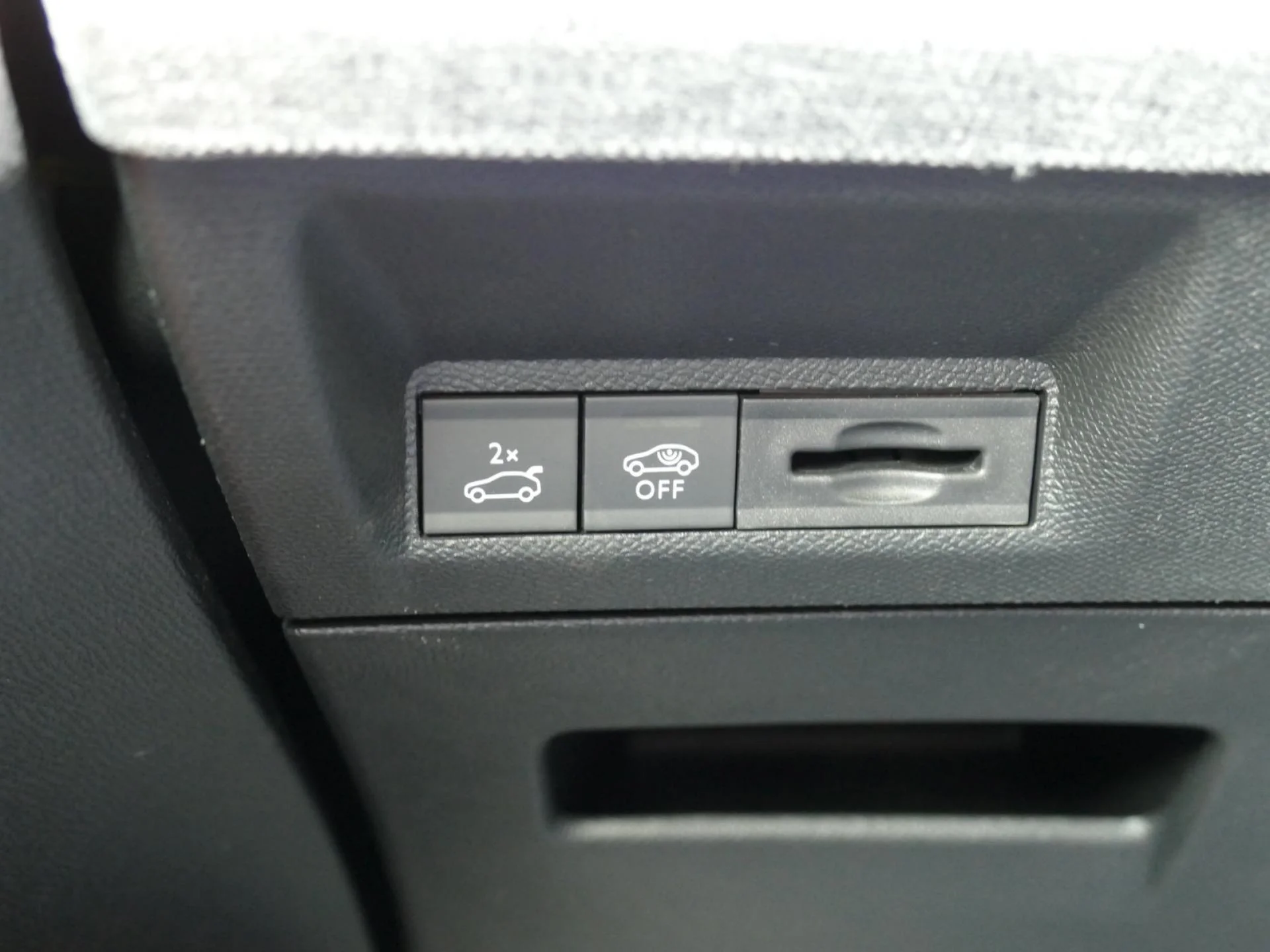 PEUGEOT 5008 - Miniature 21 sur 36 - Cliquer pour voir cette photo