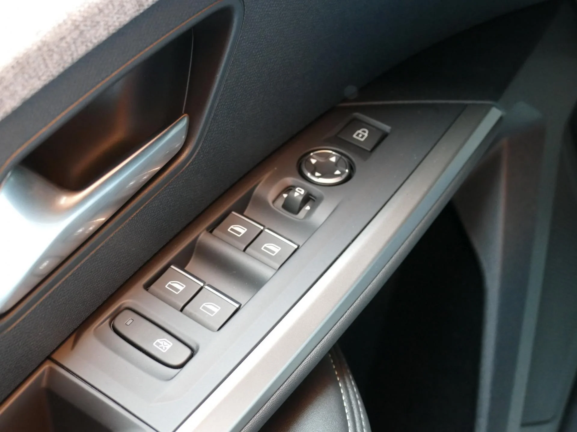 PEUGEOT 5008 - Miniature 31 sur 40 - Cliquer pour voir cette photo