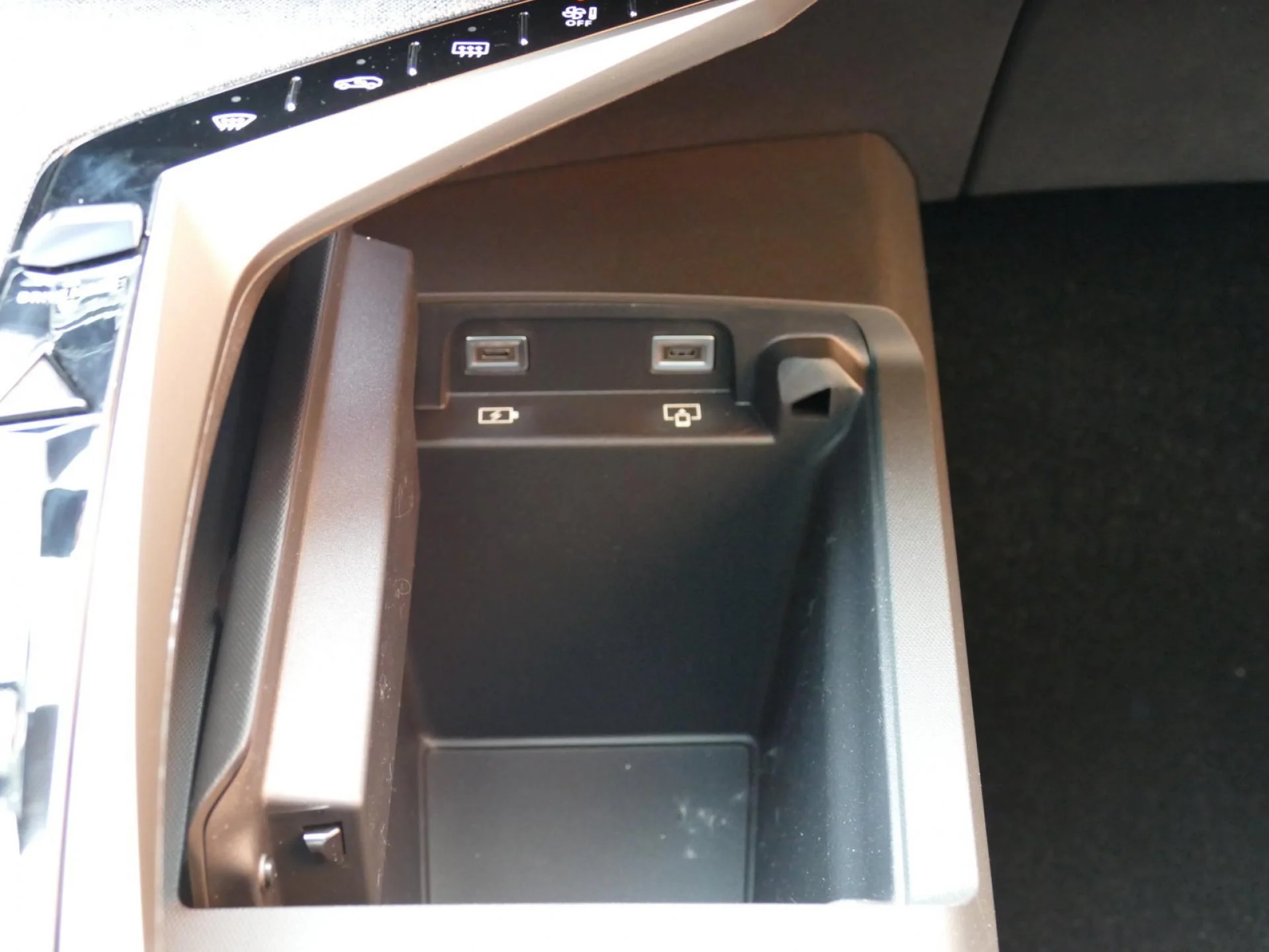 PEUGEOT 5008 - Miniature 28 sur 40 - Cliquer pour voir cette photo
