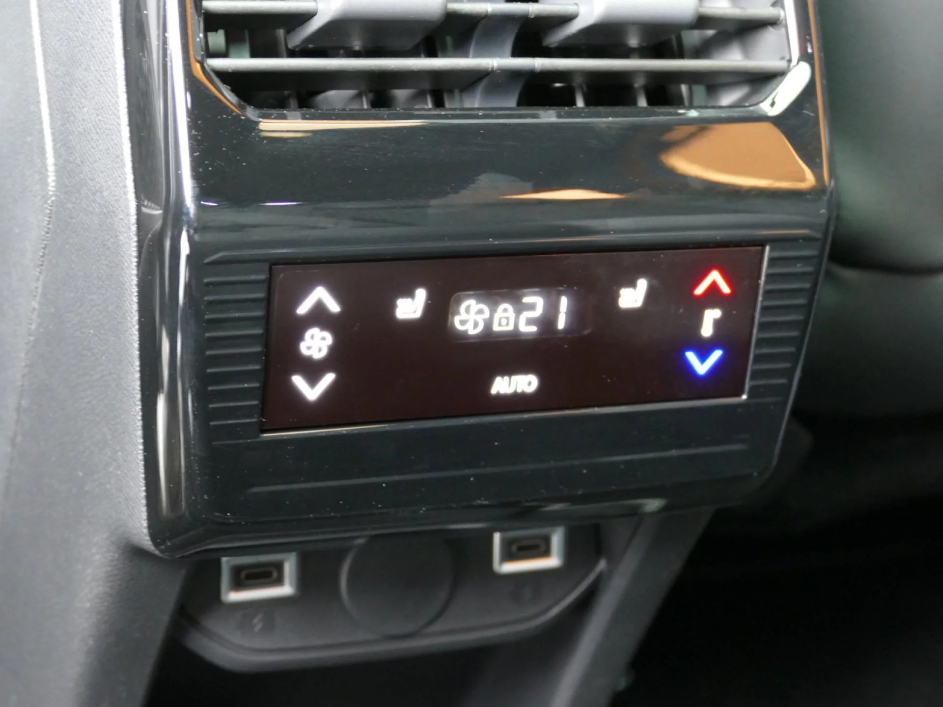 PEUGEOT 5008 - Miniature 26 sur 40 - Cliquer pour voir cette photo