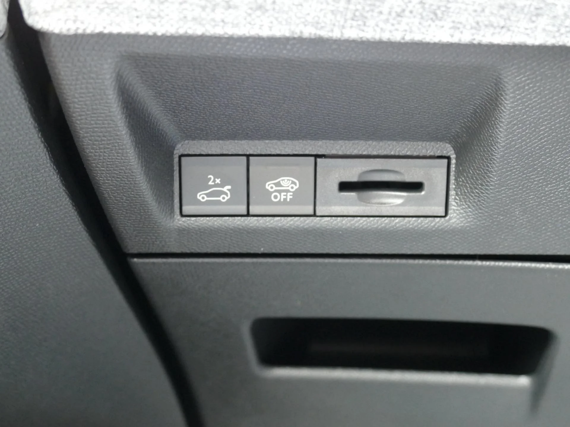 PEUGEOT 5008 - Miniature 24 sur 40 - Cliquer pour voir cette photo