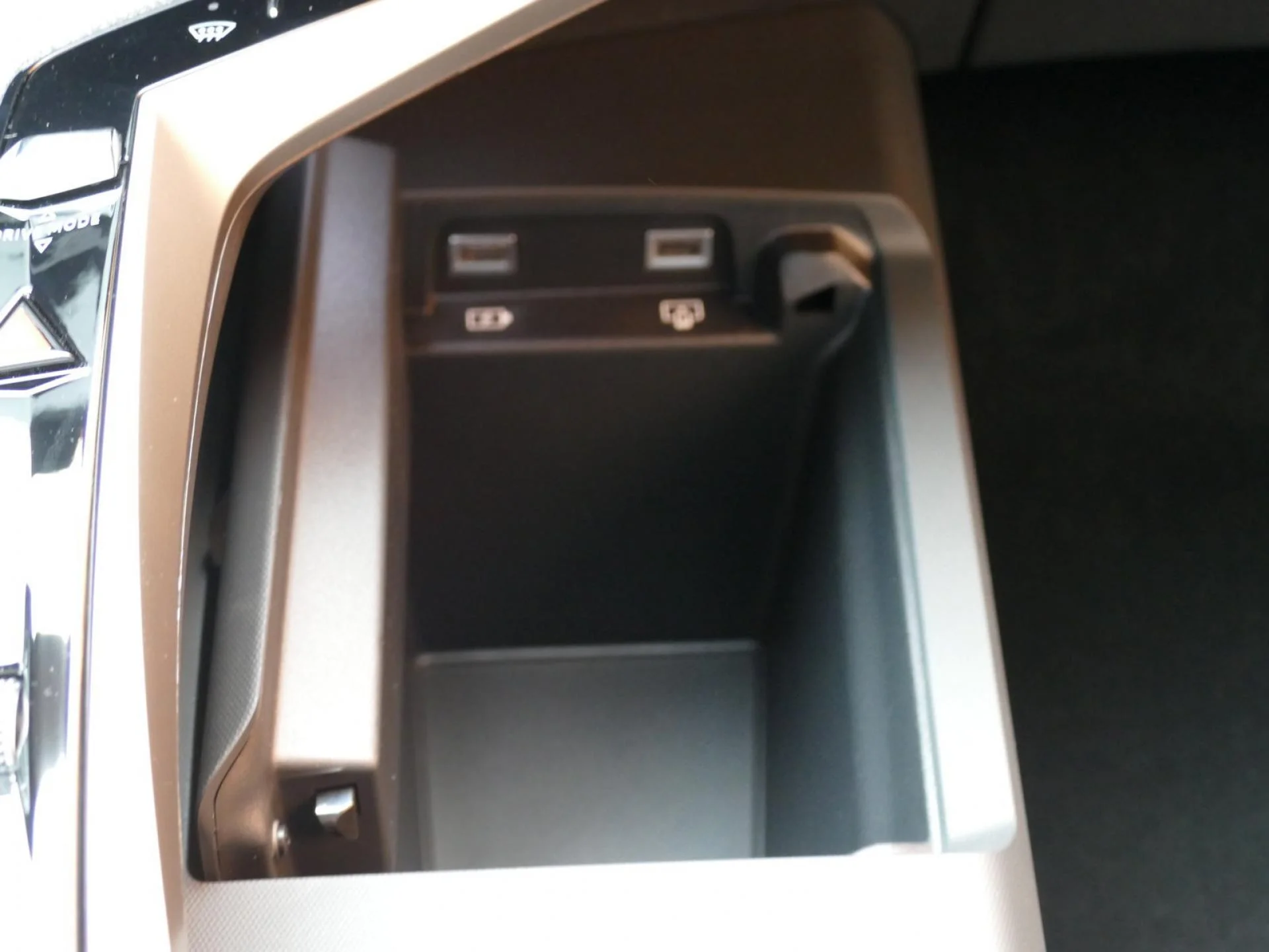 PEUGEOT 5008 - Miniature 29 sur 43 - Cliquer pour voir cette photo