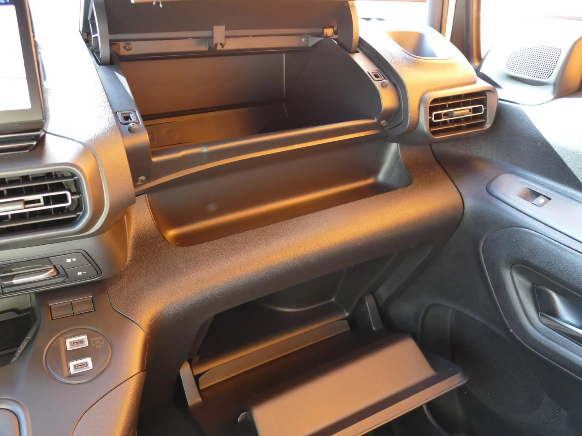 PEUGEOT PARTNER - Miniature 23 sur 34 - Cliquer pour voir cette photo