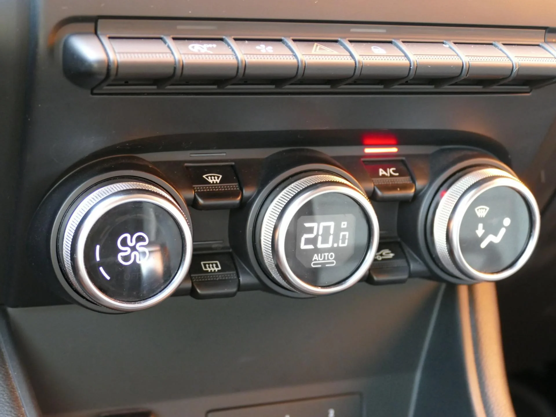 RENAULT CAPTUR - Miniature 21 sur 36 - Cliquer pour voir cette photo