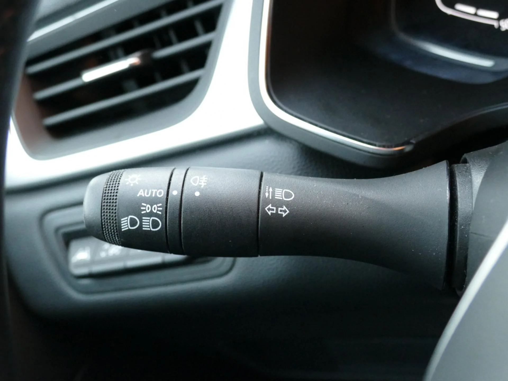 RENAULT CAPTUR - Miniature 28 sur 35 - Cliquer pour voir cette photo