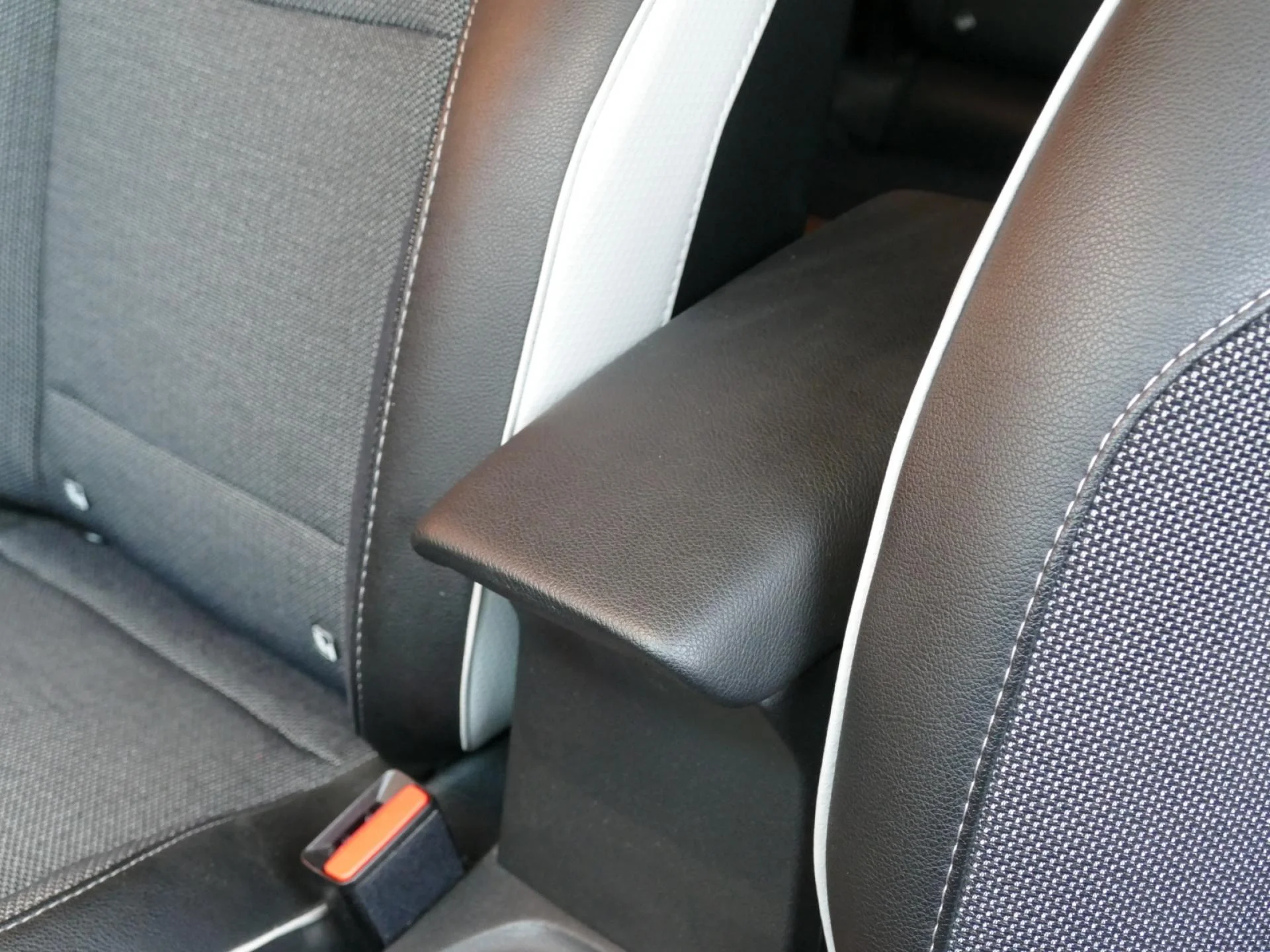 RENAULT CAPTUR - Miniature 25 sur 35 - Cliquer pour voir cette photo