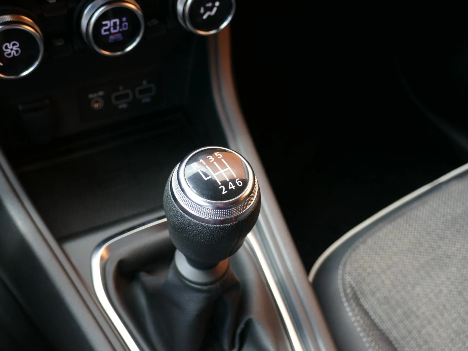 RENAULT CAPTUR - Miniature 21 sur 34 - Cliquer pour voir cette photo