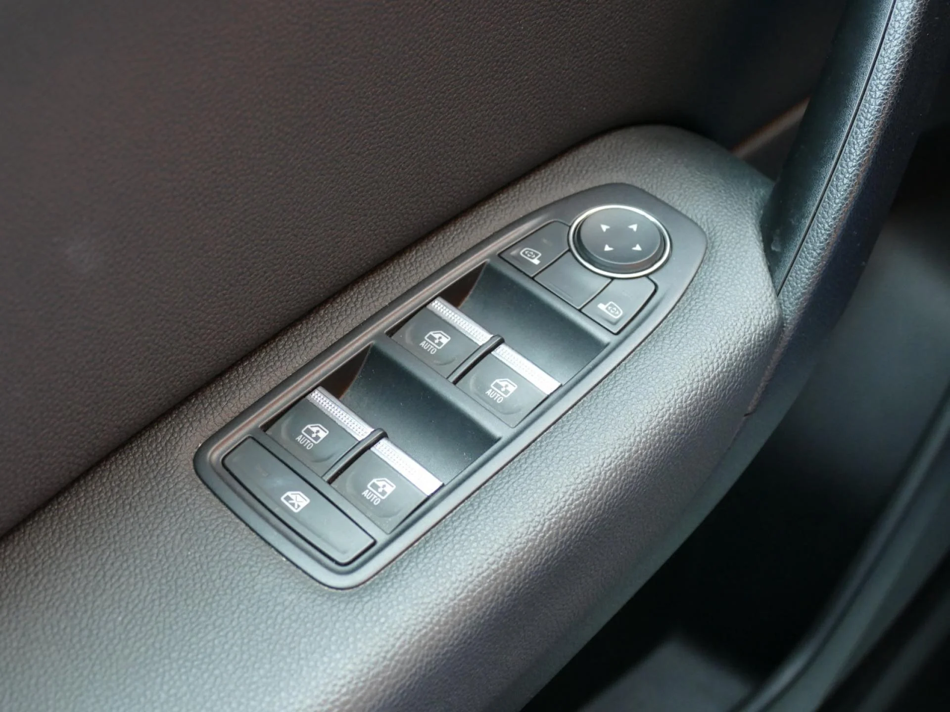 RENAULT CAPTUR - Miniature 26 sur 34 - Cliquer pour voir cette photo
