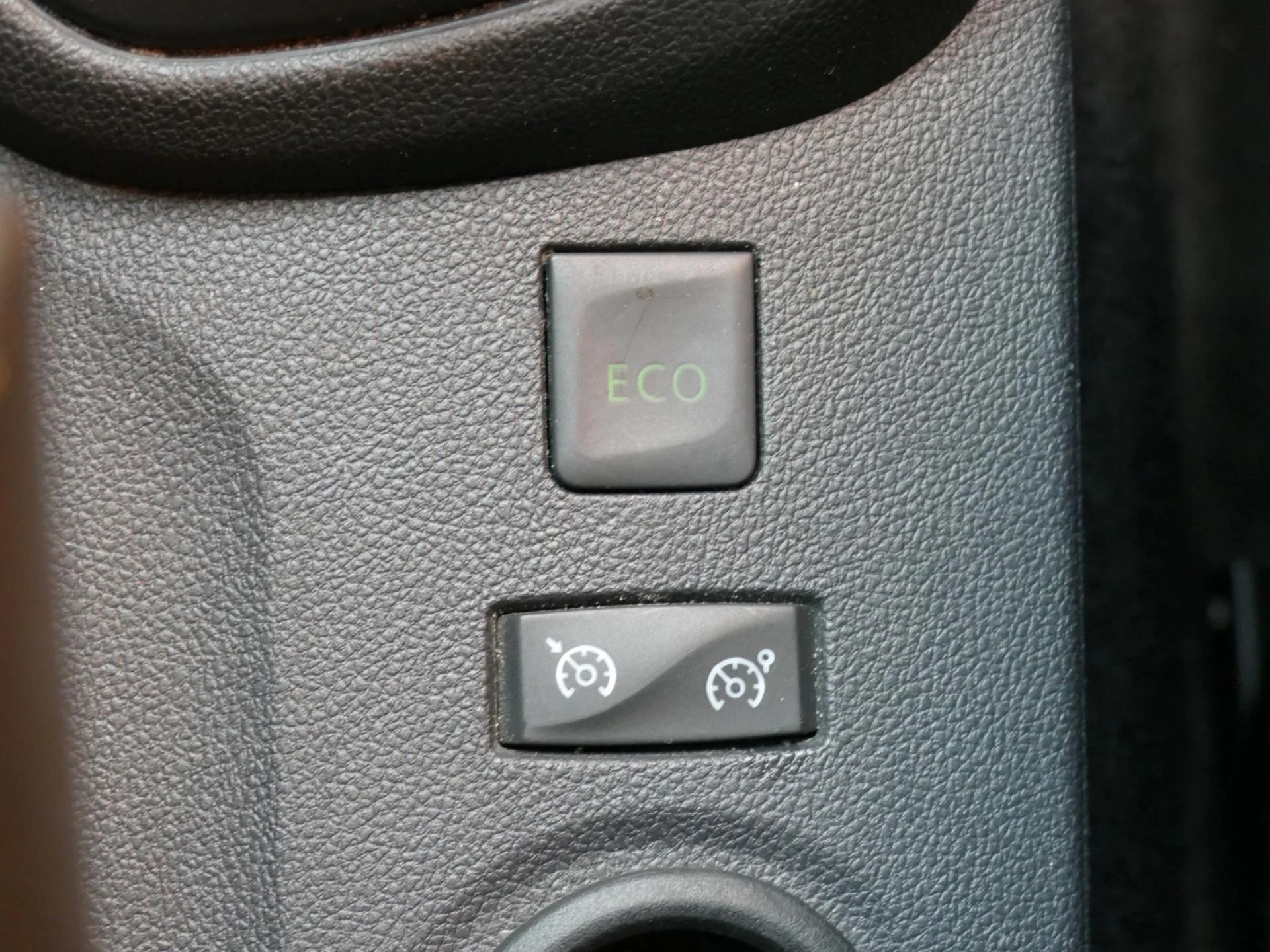 RENAULT CAPTUR - Miniature 17 sur 32 - Cliquer pour voir cette photo