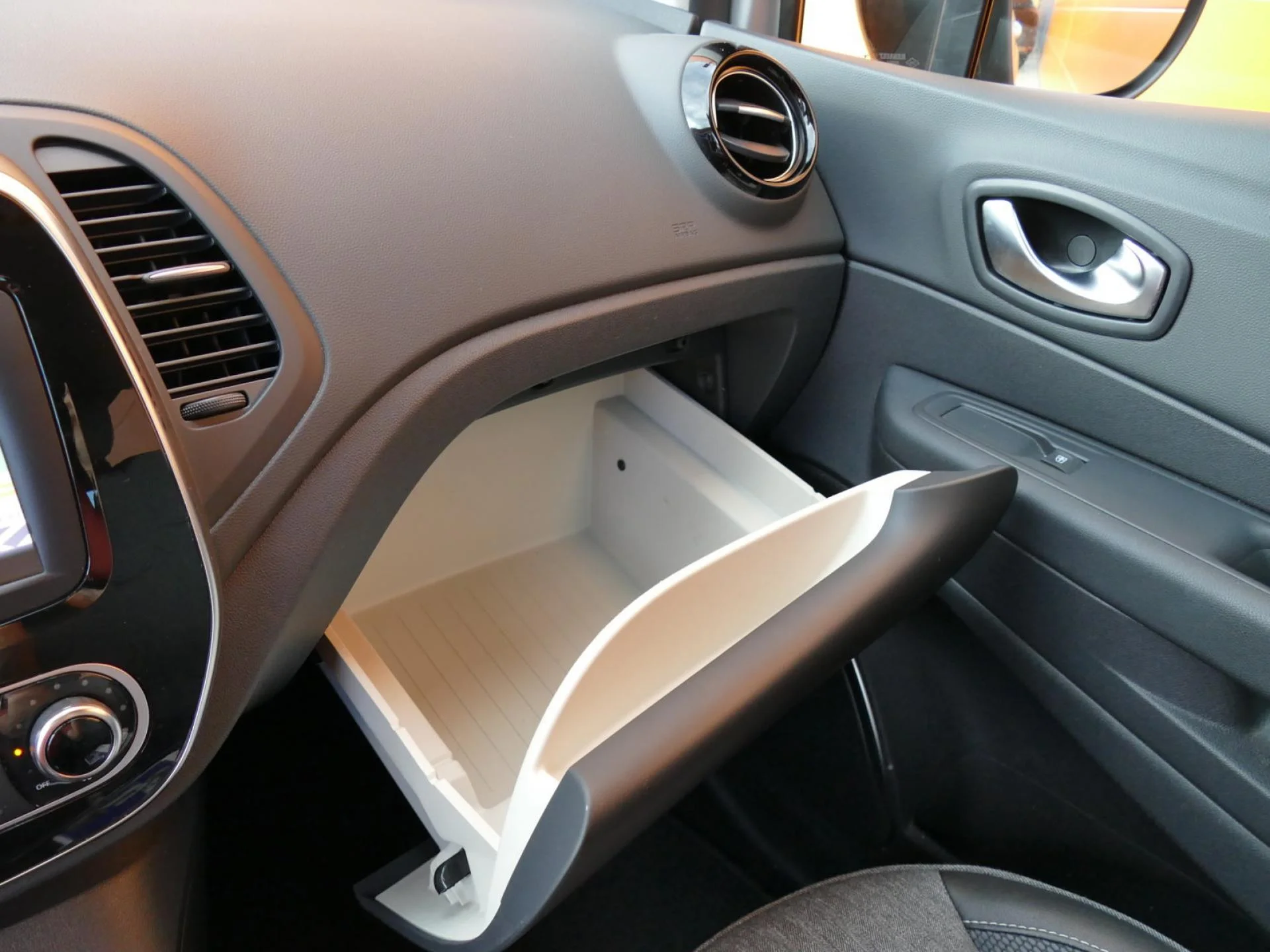 RENAULT CAPTUR - Miniature 21 sur 32 - Cliquer pour voir cette photo