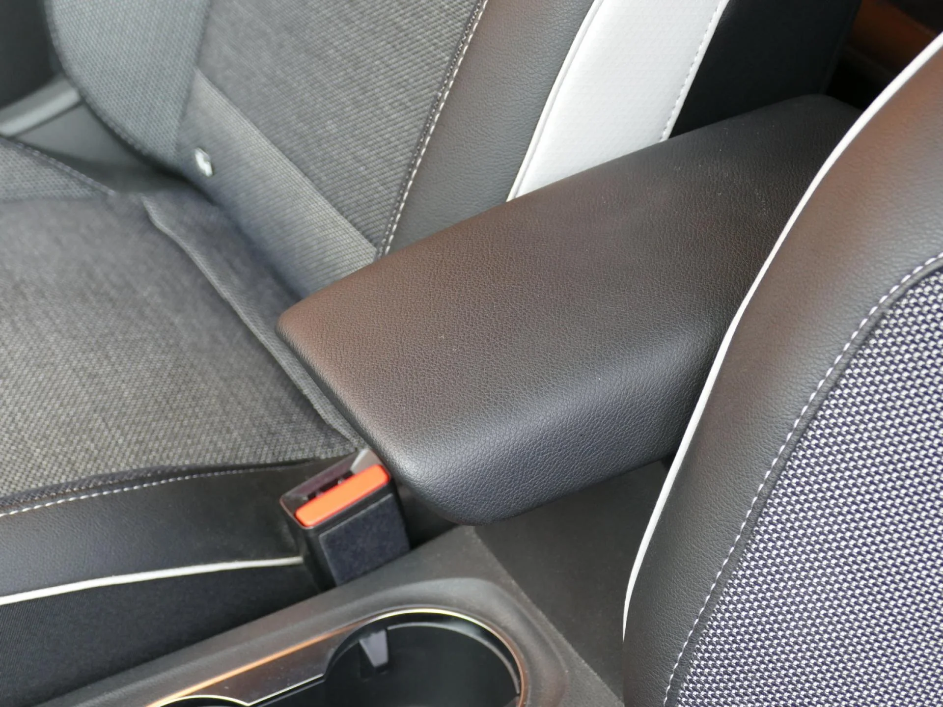 RENAULT CAPTUR - Miniature 26 sur 36 - Cliquer pour voir cette photo