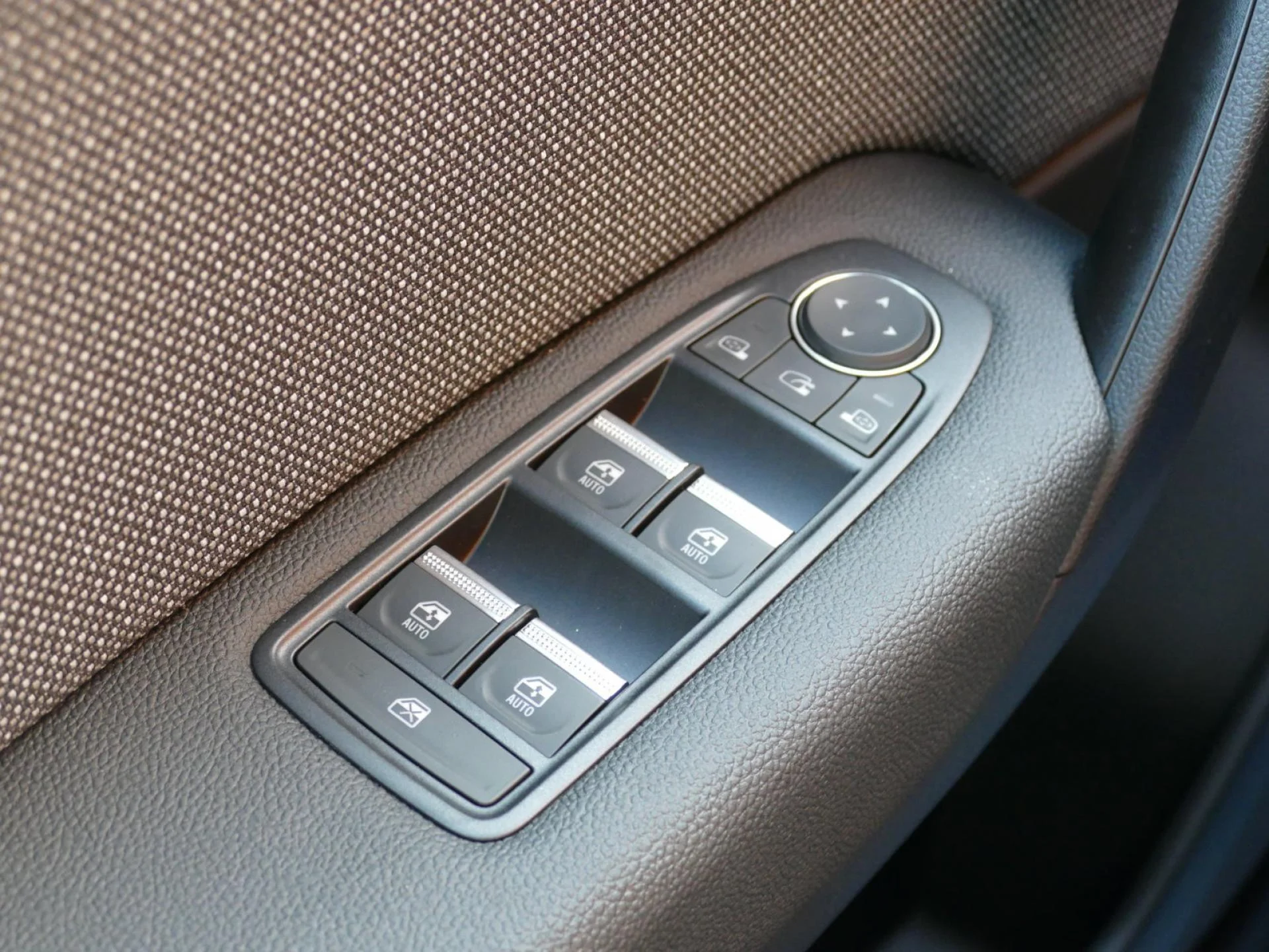 RENAULT CAPTUR - Miniature 24 sur 32 - Cliquer pour voir cette photo