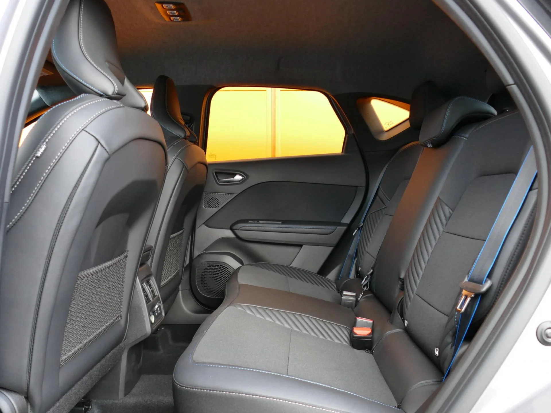 RENAULT CAPTUR - Miniature 8 sur 35 - Cliquer pour voir cette photo