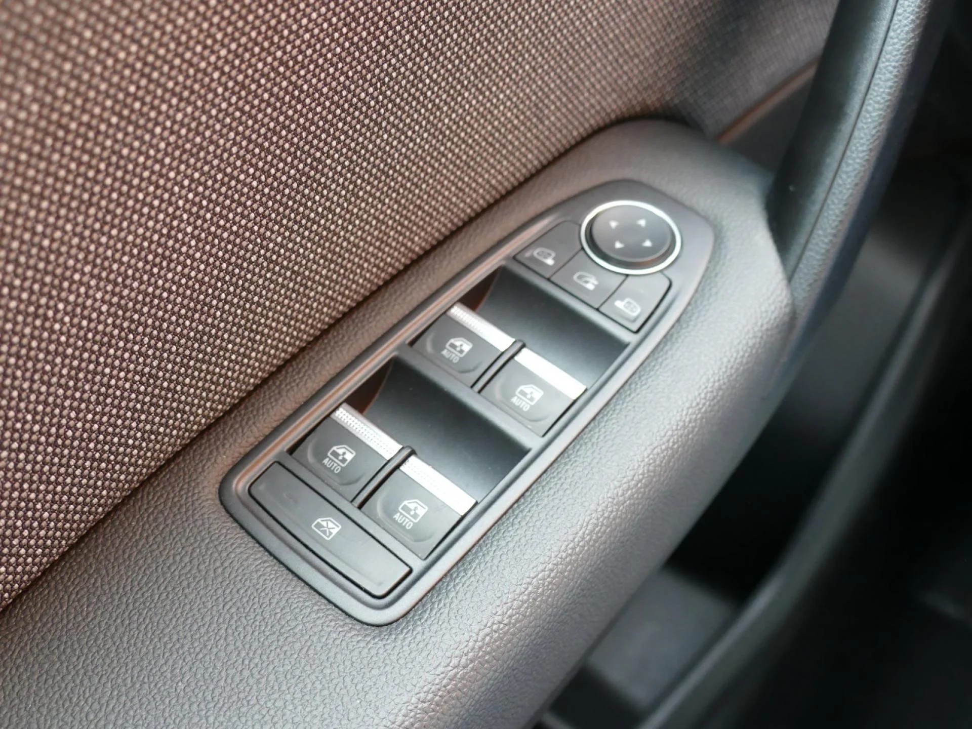 RENAULT CAPTUR - Miniature 24 sur 32 - Cliquer pour voir cette photo