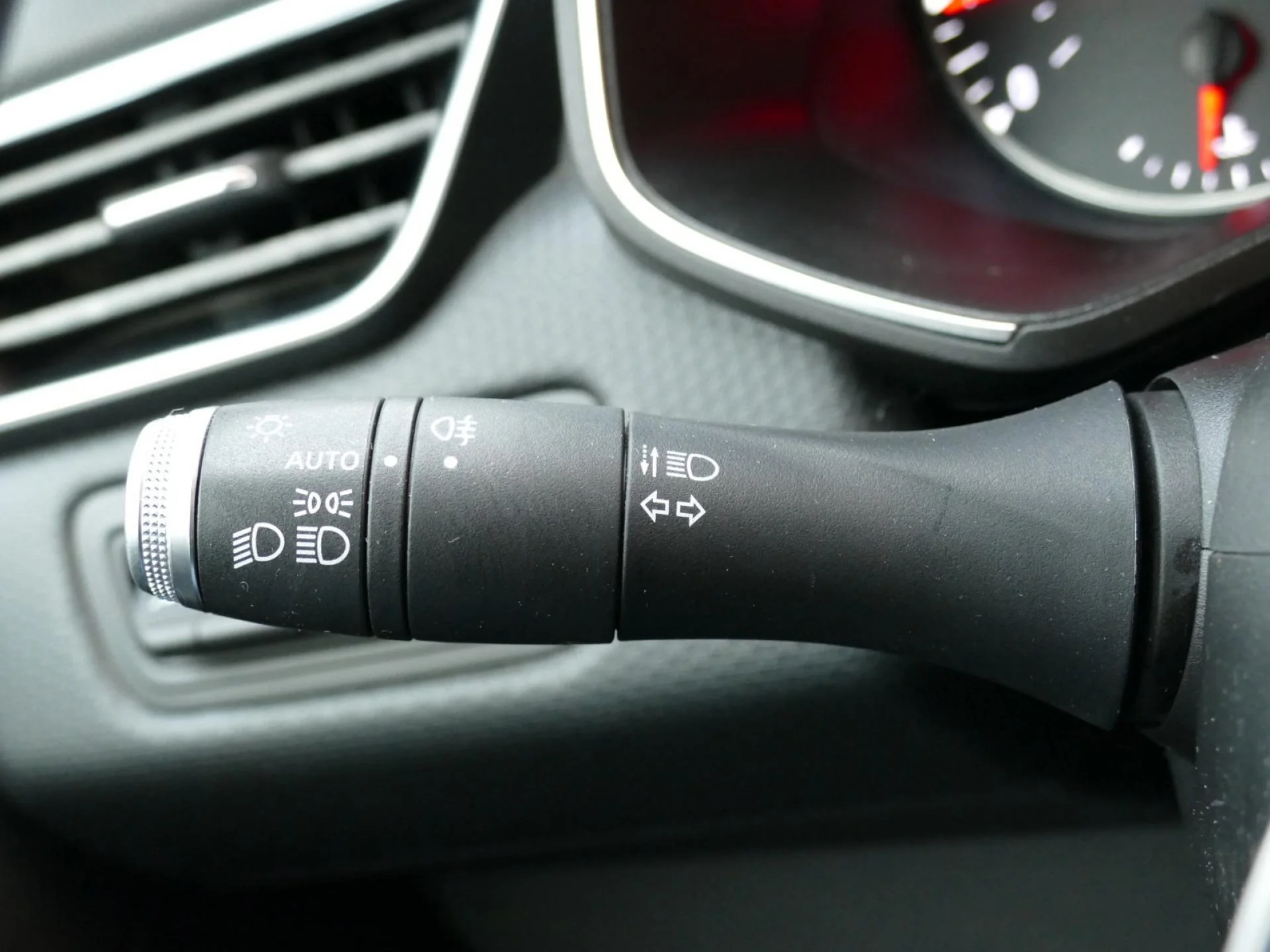 RENAULT CLIO - Miniature 5 sur 32 - Cliquer pour voir cette photo