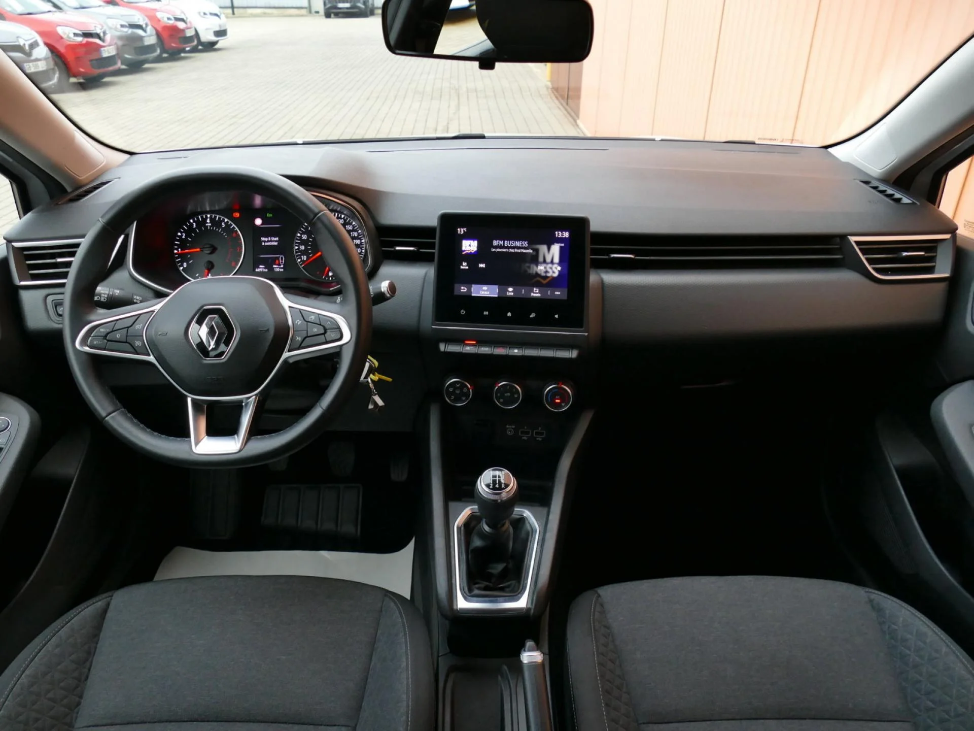 RENAULT CLIO - Miniature 21 sur 32 - Cliquer pour voir cette photo
