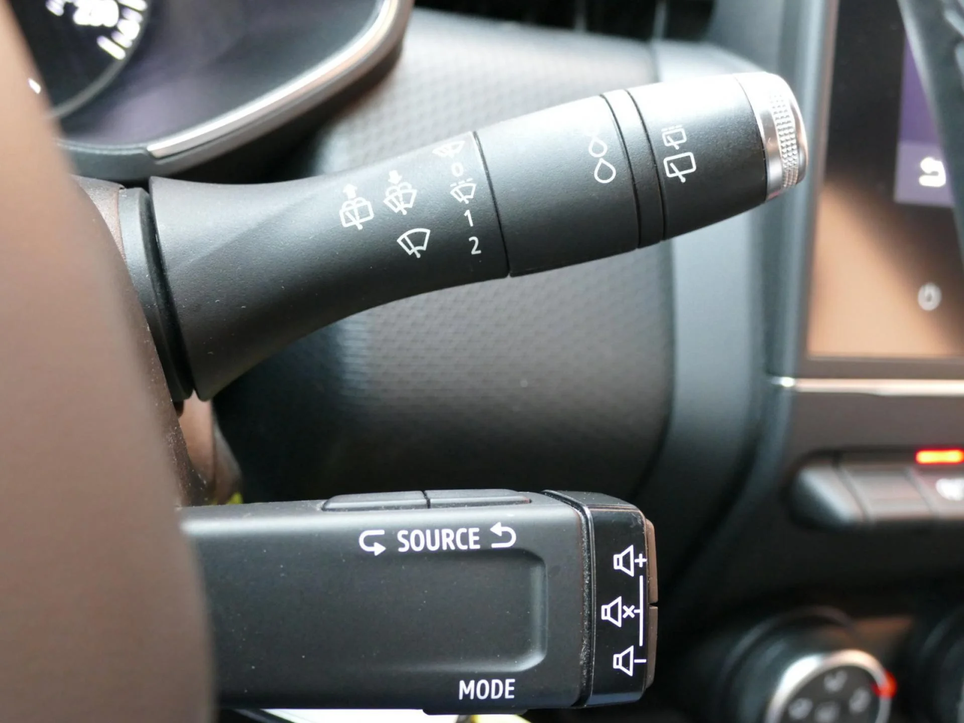 RENAULT CLIO - Miniature 27 sur 32 - Cliquer pour voir cette photo