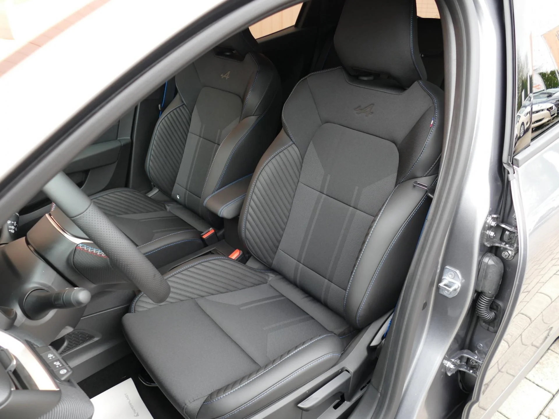 RENAULT CLIO - Miniature 8 sur 35 - Cliquer pour voir cette photo