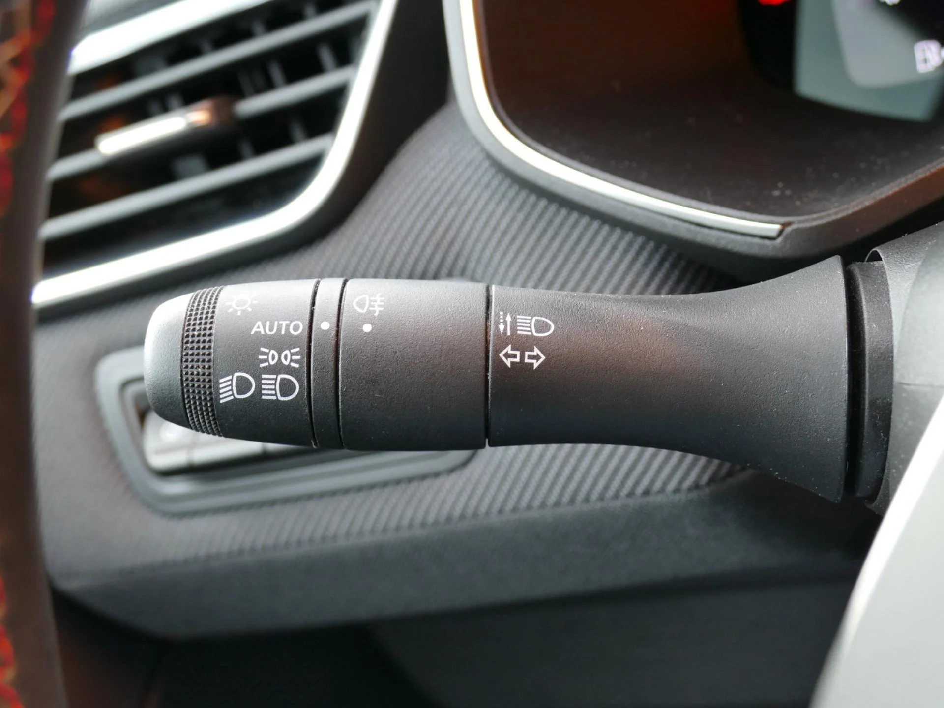 RENAULT CLIO - Miniature 30 sur 36 - Cliquer pour voir cette photo