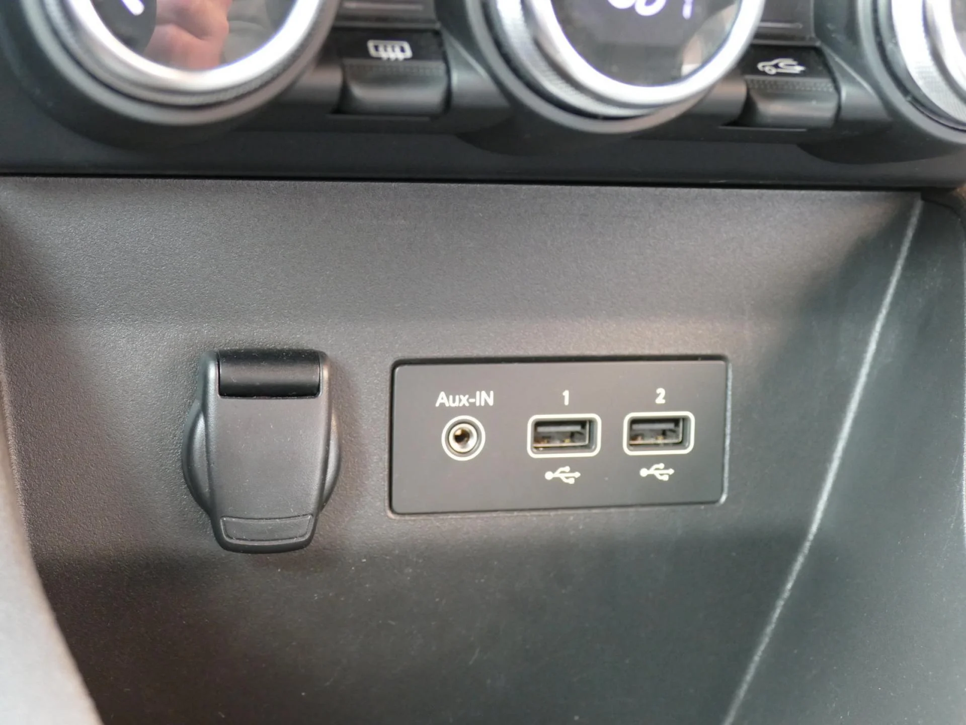 RENAULT CLIO - Miniature 20 sur 31 - Cliquer pour voir cette photo
