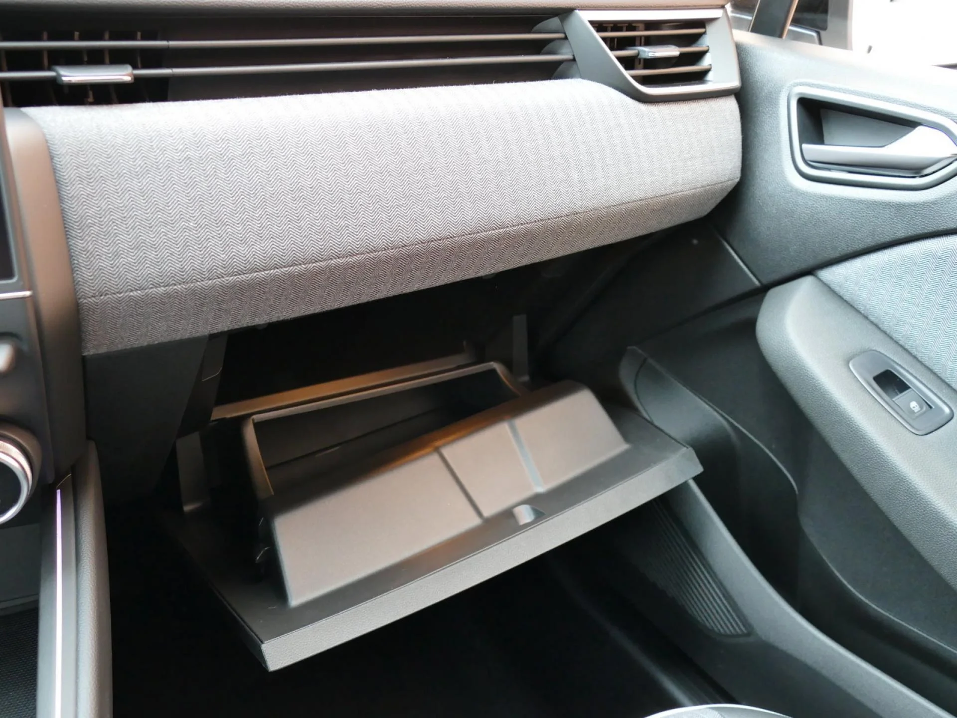 RENAULT CLIO - Miniature 20 sur 31 - Cliquer pour voir cette photo