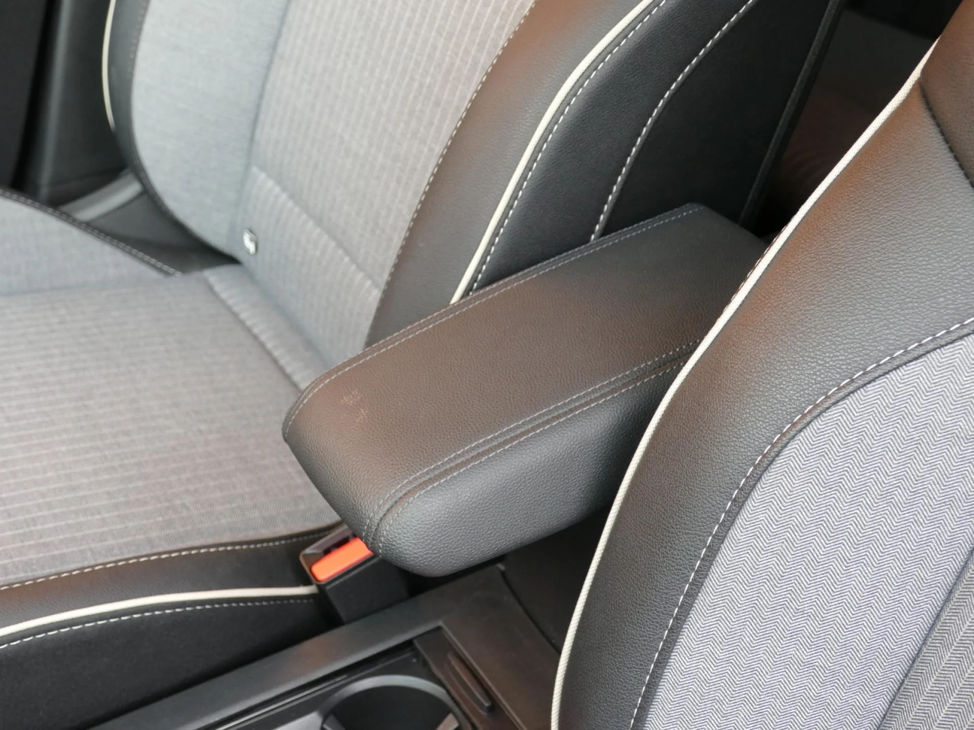 RENAULT CLIO - Miniature 24 sur 34 - Cliquer pour voir cette photo