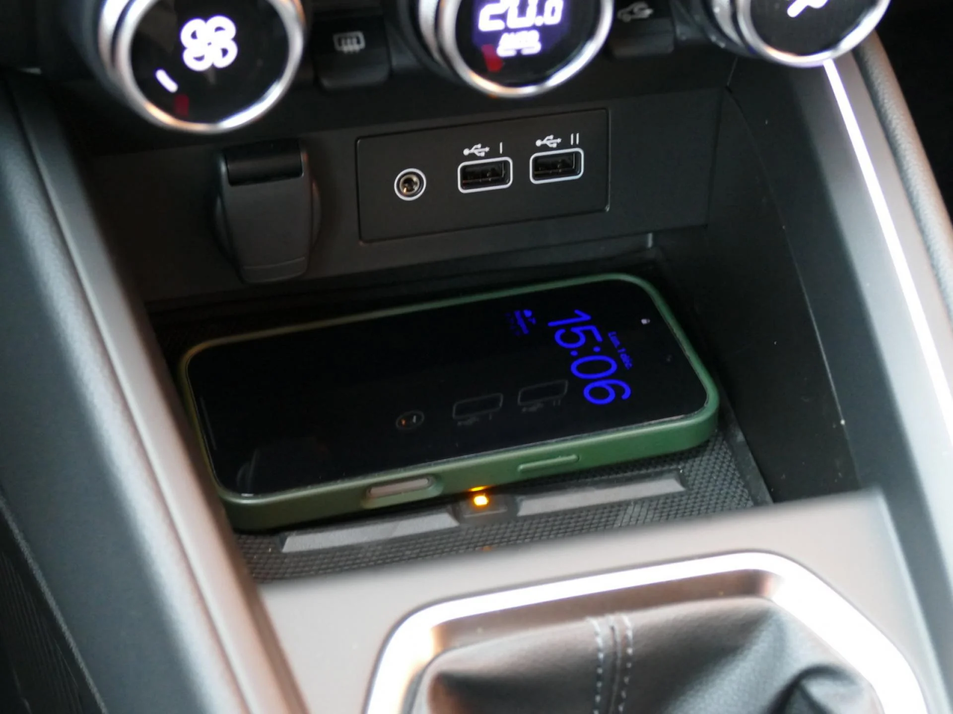RENAULT CLIO - Miniature 21 sur 34 - Cliquer pour voir cette photo